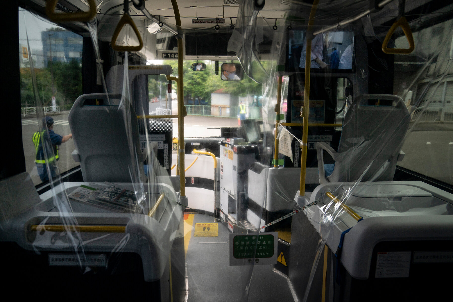 <p>В токийском автобусе висят защитные экраны, чтобы предотвратить распространение коронавируса, 10 июля 2021 года</p>
