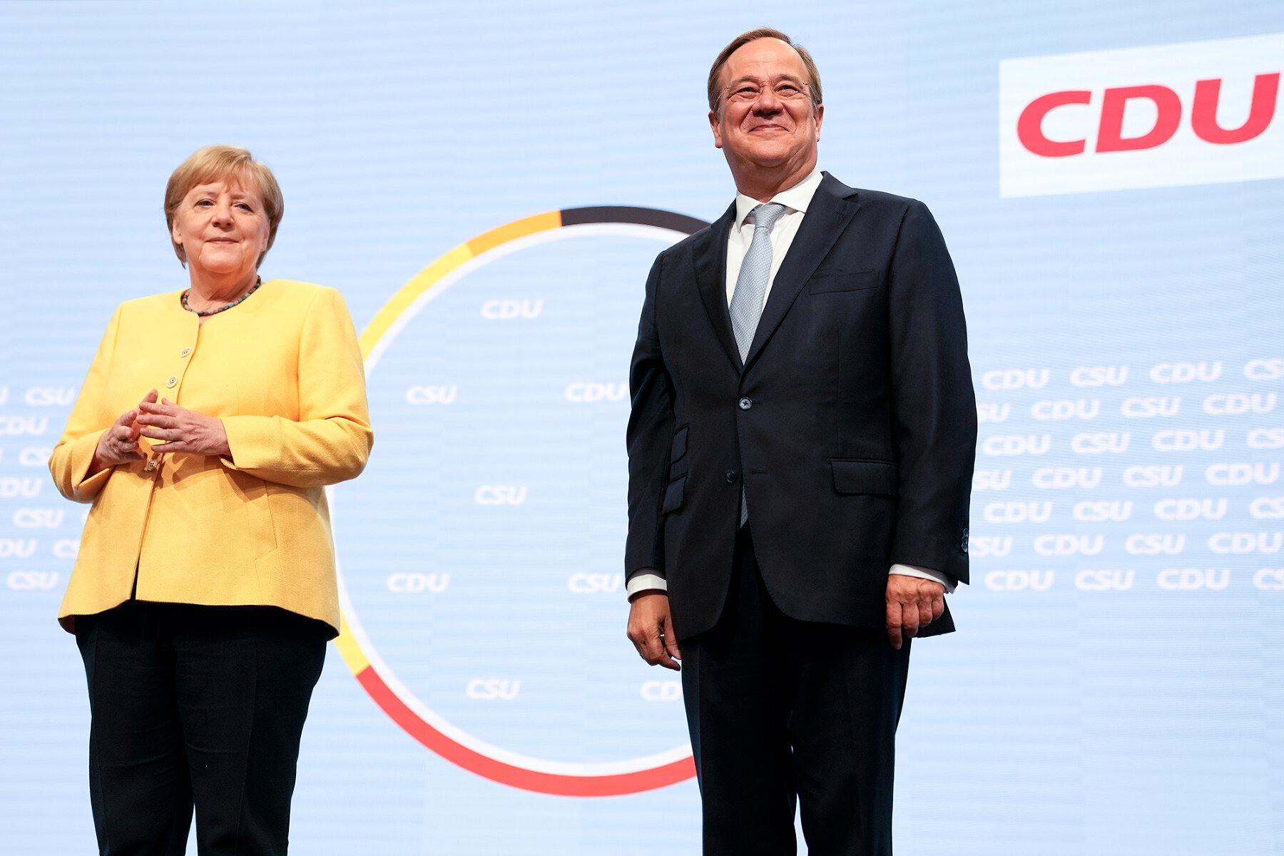 <p>Ангела Меркель и лидер ХДС Армин Лашет на съезде партии в начале избирательной кампании, Берлин, 21 августа 2021 года.</p>

<p>Армин Лашет стал главным претендентом на пост Меркель на грядущих выборах.</p>