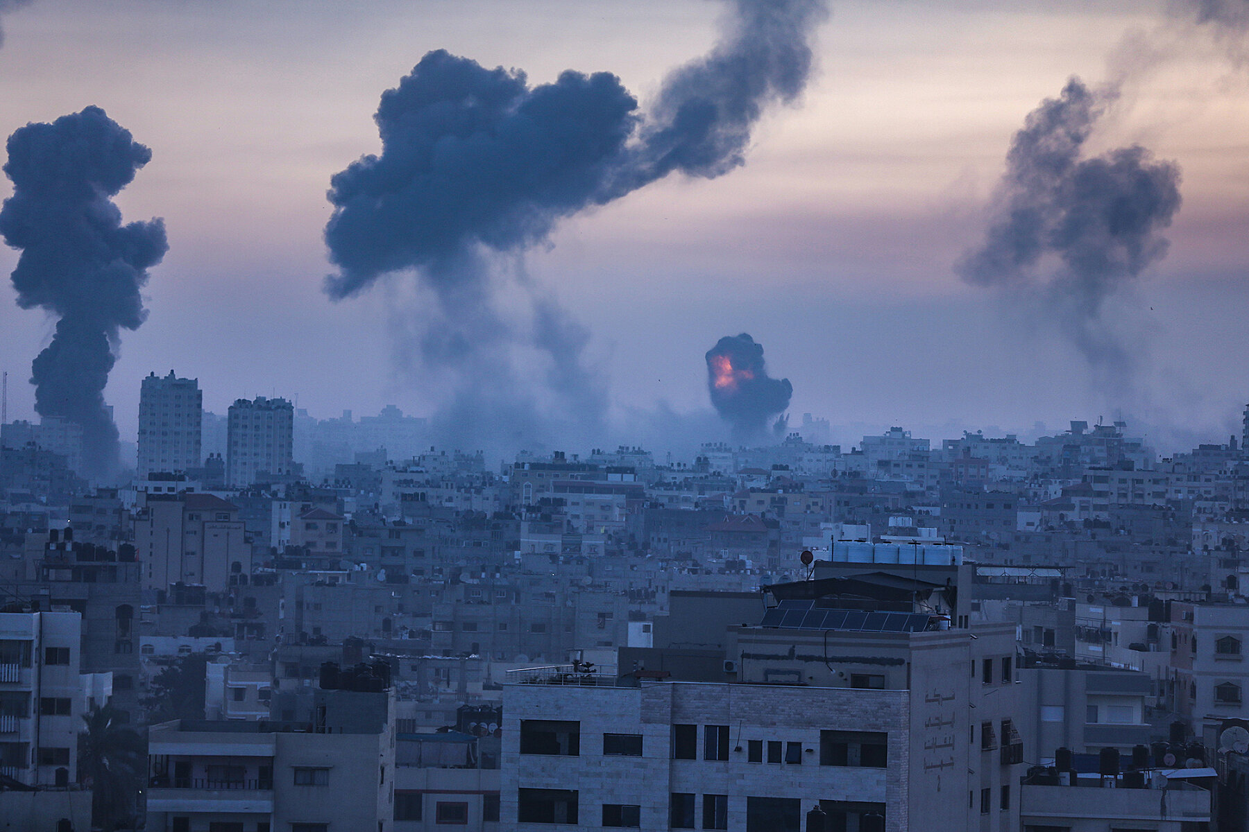 <p>Многочисленные пожары в секторе Газа наутро после ответного удара израильской армии</p>