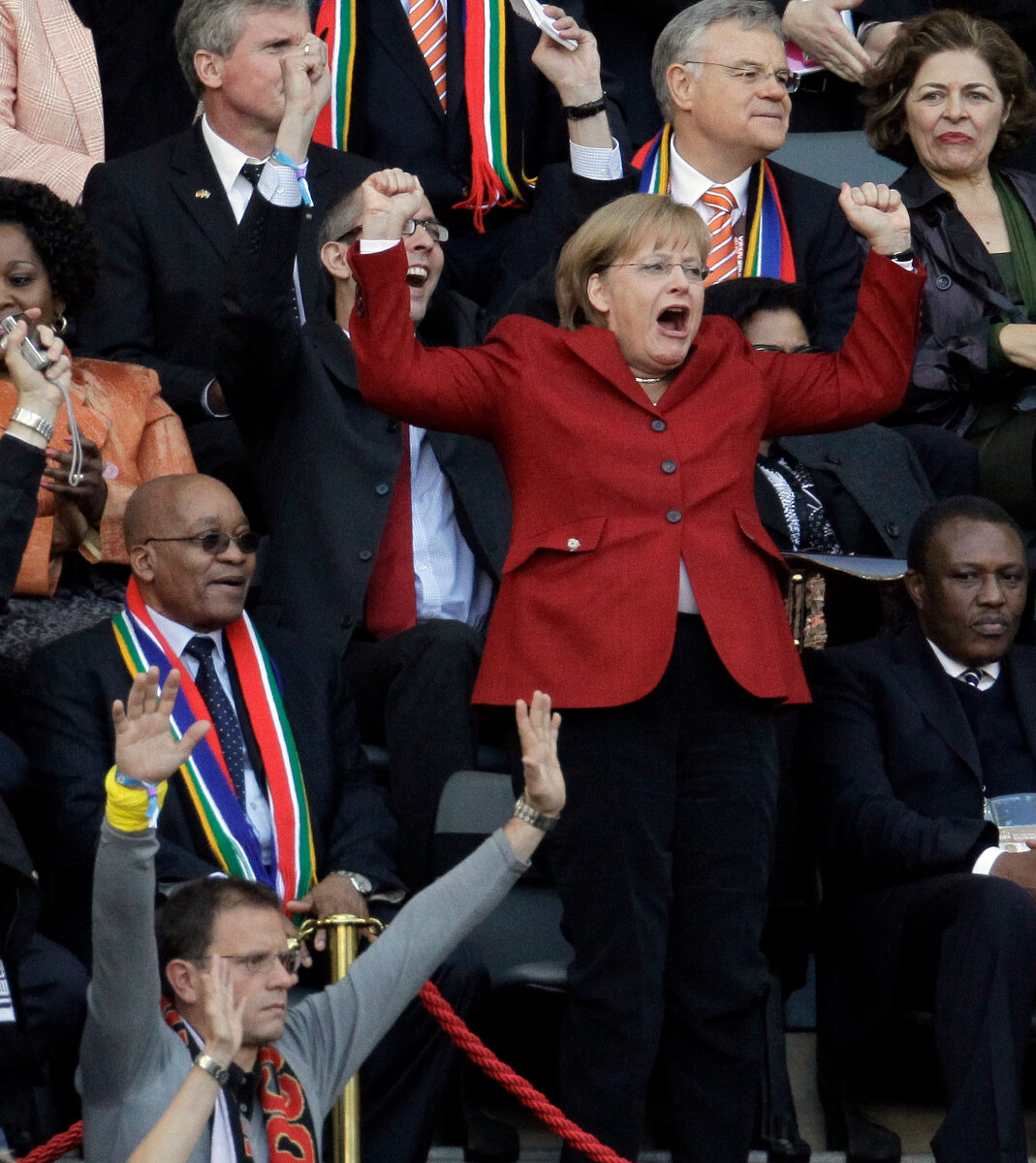 <p>Меркель празднует гол сборной Германии в ворота Аргентины во время четвертьфинала Чемпионата мира по футболу, Кейптаун, 3 июля 2010 года</p>

<p>Слева от канцлера&nbsp;президент ЮАР Джейкоб Зума. Меркель <a href="https://www.theguardian.com/world/2014/jul/14/angela-merkel-chancellor-german-team-relationship" target="_blank">известна</a> своей любовью к футболу и нежным отношением к сборной страны.</p>