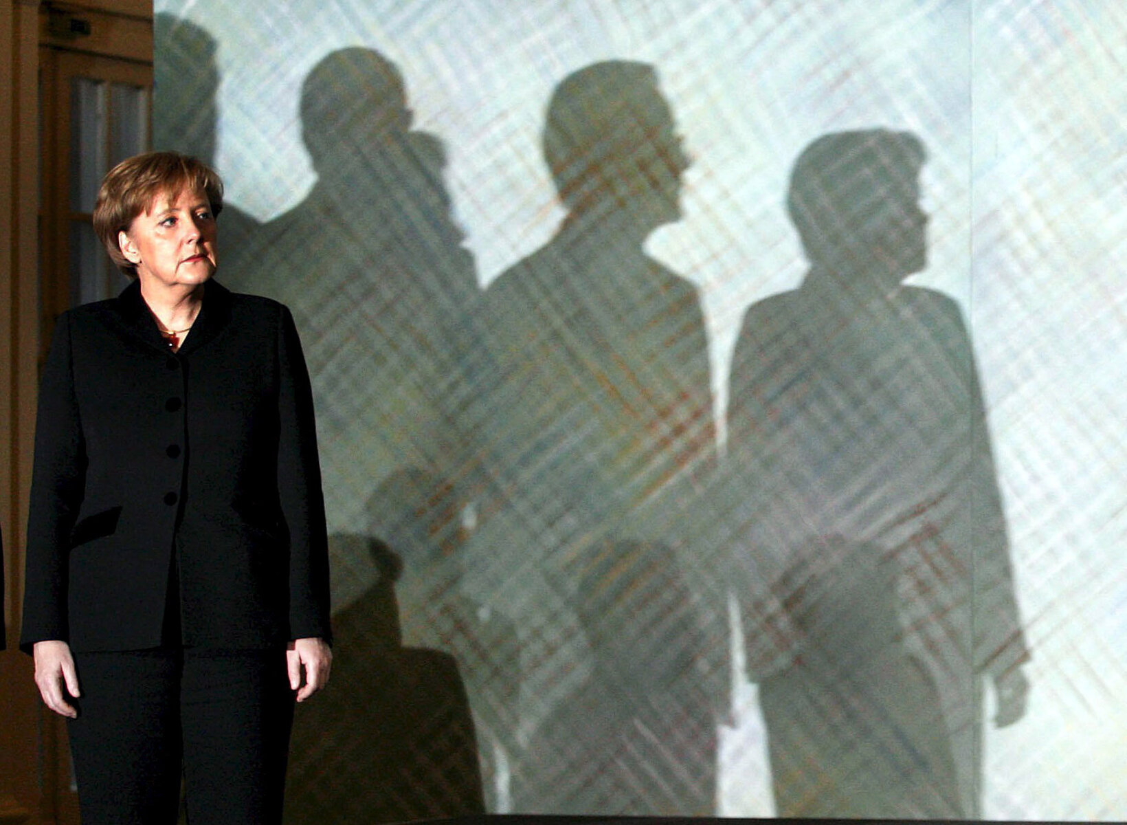 <p>Ангела Меркель, новоизбранный федеральный канцлер Германии, на заседании правительства в день своего вступления в должность, Берлин, 22 ноября 2005 года&nbsp;</p>

<p>Меркель стала первой женщиной на этом посту, и одновременно самым молодым федеральным канцлером в истории.&nbsp;</p>