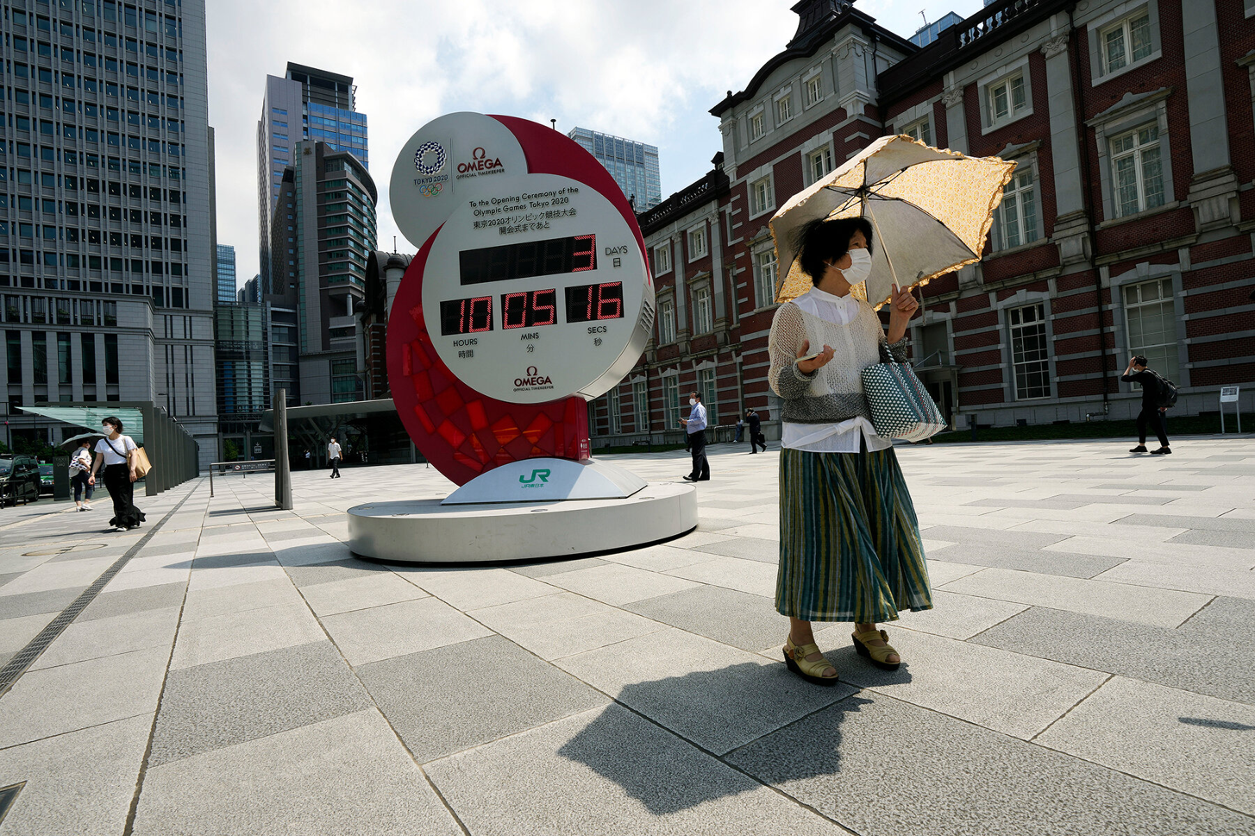 <p>Часы у главного междугородного вокзала Токио показывают время, оставшееся до открытия Игр, 20 июля 2021 года</p>