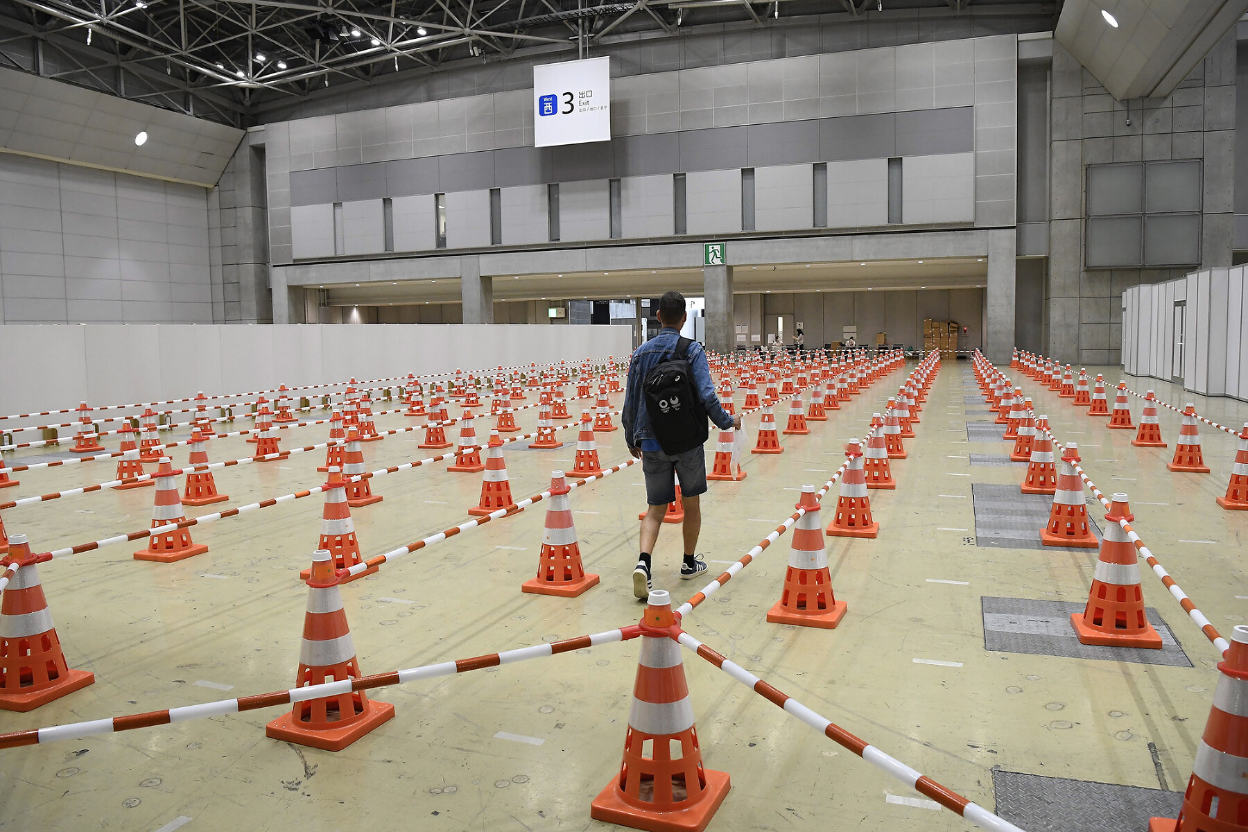 <p>Журналист идет сдавать тест на коронавирус в главном пресс-центре Олимпийских игр в Токио, 13 июля 2021 года</p>