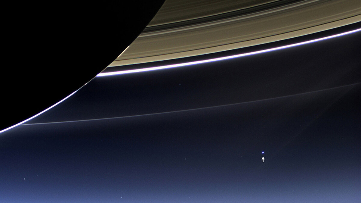 <p>Кольца Сатурна и планета Земля на одной фотографии</p>