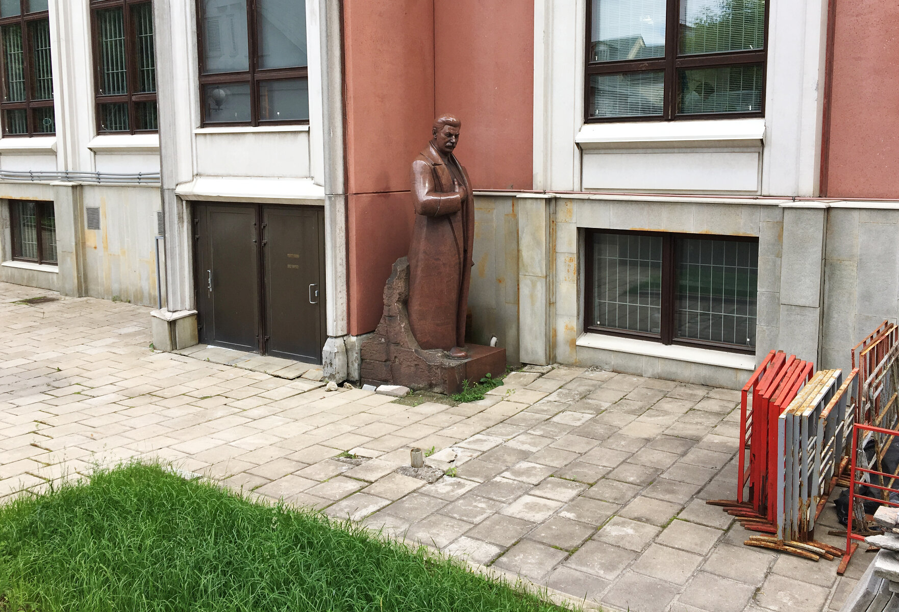<p><strong>Сталин в&nbsp;Третьяковке</strong></p>

<p>В 1939 году на площади у Третьяковской галереи&nbsp;был установлен памятник Сталину, который затем был демонтирован как и остальные его статуи в Москве. В 1980 году на его месте установили памятник Павлу Третьякову, а старую скульптуру перенесли&nbsp;во внутренний двор, где она стоит до сих пор.&nbsp;</p>