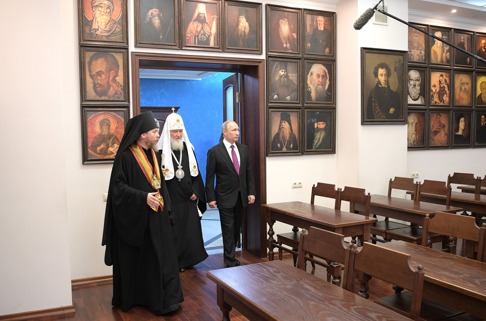<p>Путин с патриархом Кириллом и наместником монастыря епископом Егорьевским Тихоном.</p>