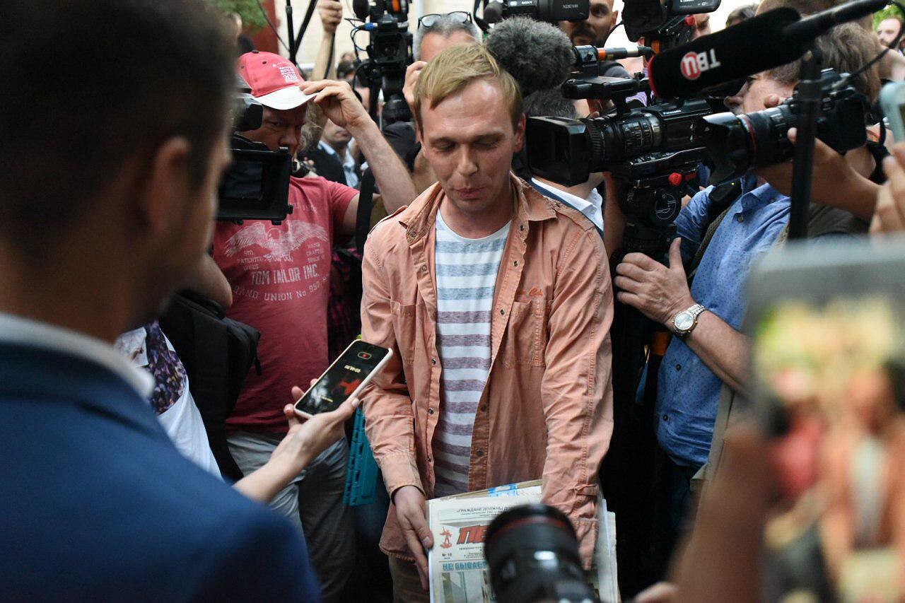 <p>11 июня, Москва.&nbsp;Иван Голунов выходит на свободу</p>