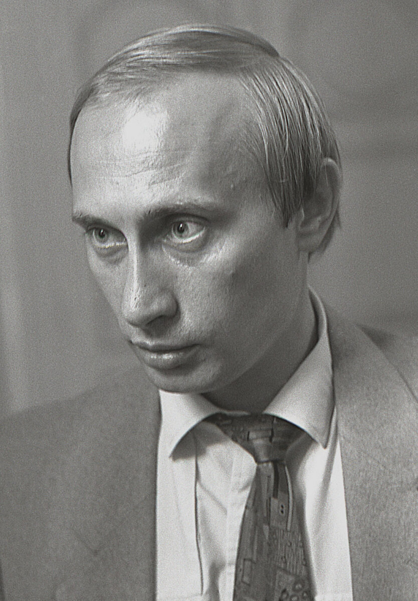 <p><strong>Владимир Путин</strong></p>

<p><span id="docs-internal-guid-8c547744-41ce-4a3c-10b2-1a41aad0066d">Между переездом будущего президента из Санкт-Петербурга в Москву в 1996 году и его утверждением на пост премьер-министра прошло три года. Еще через год он стал президентом страны. Сразу после этого началось &laquo;восхождение&raquo; бывших коллег Путина по КГБ и мэрии Санкт-Петербурга, которые заняли посты во власти, в управлении госкомпаниями. Через восемь лет, к концу второго президентского срока Путина, его выдвиженцы занимали 80% ключевых постов в руководстве страны, писал The New Times. Соседи Путина по дачному кооперативу </span><span>&laquo;Озеро&raquo;&nbsp;стали &laquo;королями госзаказа&raquo;, получили контроль над крупнейшими российскими СМИ и занимали ключевые посты в правительстве и администрации президента. Пресс-секретарь Путина Дмитрий Песков, отвечая на вопрос о возможных связях Путина с криминальным миром Санкт-Петербурга 90-х и о том, действовал ли Путин с оглядкой на них, </span><a href="https://www.vedomosti.ru/business/articles/2015/06/08/595560-s-kem-prihodilos-vesti-dela-vladimiru-putinu#/business/articles/2015/06/08/595560-s-kem-prihodilos-vesti-dela-vladimiru-putinu#!%23%2Fboxes%2F140737492291353">сказал </a>&laquo;Ответ однозначный &mdash; вряд ли&raquo;</p>

<div>&nbsp;</div>