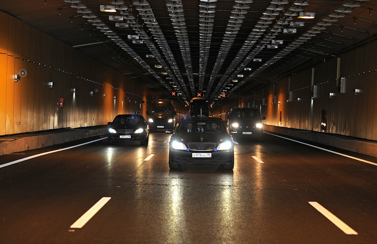 <p>Владимир Путин за рулем Mersedes&nbsp;проверил новый отрезок Кольцевой автомобильной дороги Санкт-Петербурга и самый большой в России тоннель 12 августа 2011 года.&nbsp;</p>