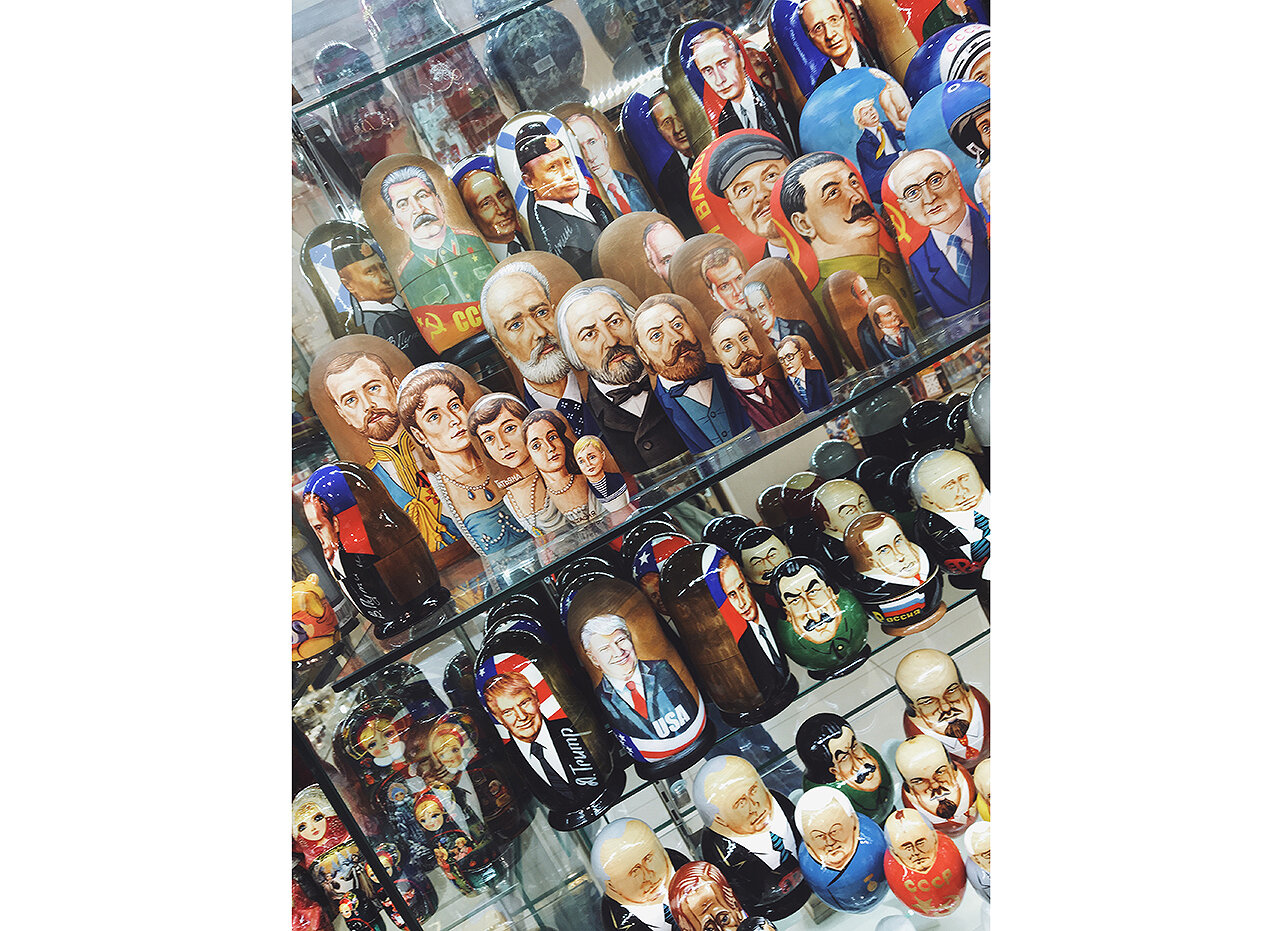 <p><strong>Сувениры со Сталиным</strong></p>

<p>В центре Москвы, в самых туристических местах, продается множество сувениров со Сталиным &mdash; от матрешек до обложек на паспорт. На фото: сувенирный киоск на Никольской улице</p>