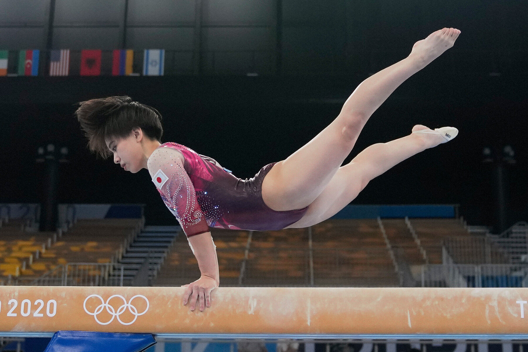 <p>Японка Май Мураками выполняет упражнения на гимнастическом бревне во время квалификации по художественной гимнастике, 25 июля 2021 года</p>
