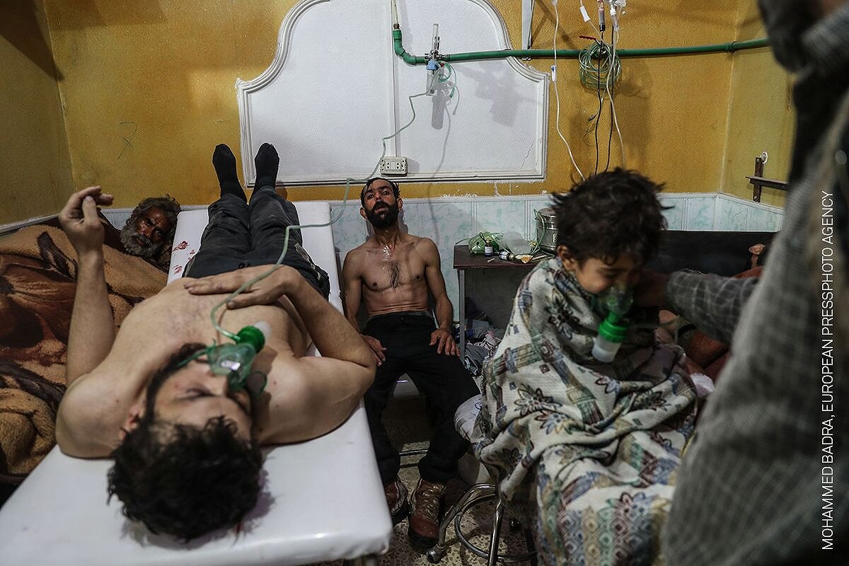 <p>Фотография сделана в сирийской провинции Восточная&nbsp;Гута. По данным организации &laquo;Врачи без границ&raquo;, во время обстрелов&nbsp;с 18 февраля по 3 марта 2018 года в этом регионе погибло более тысячи человек. Все&nbsp;13 больниц были разрушены за три дня.&nbsp;</p>