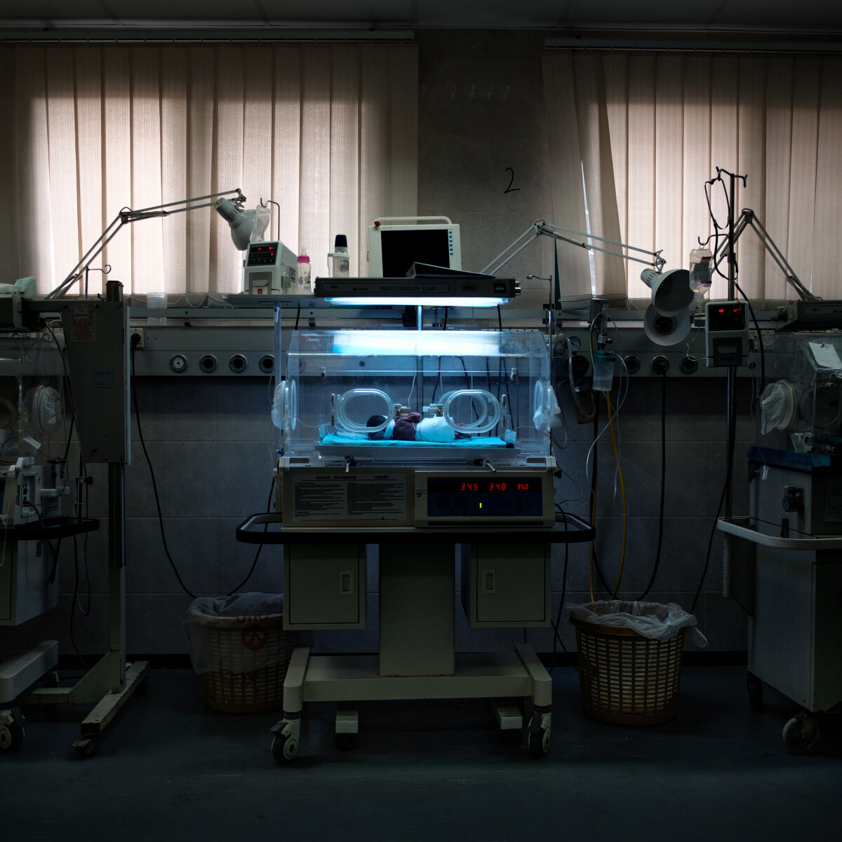 <p>Снимок из серии Habibi, номинация &laquo;История года&raquo;. Новорожденный ребенок лежит в инкубаторе в секторе Газа</p>