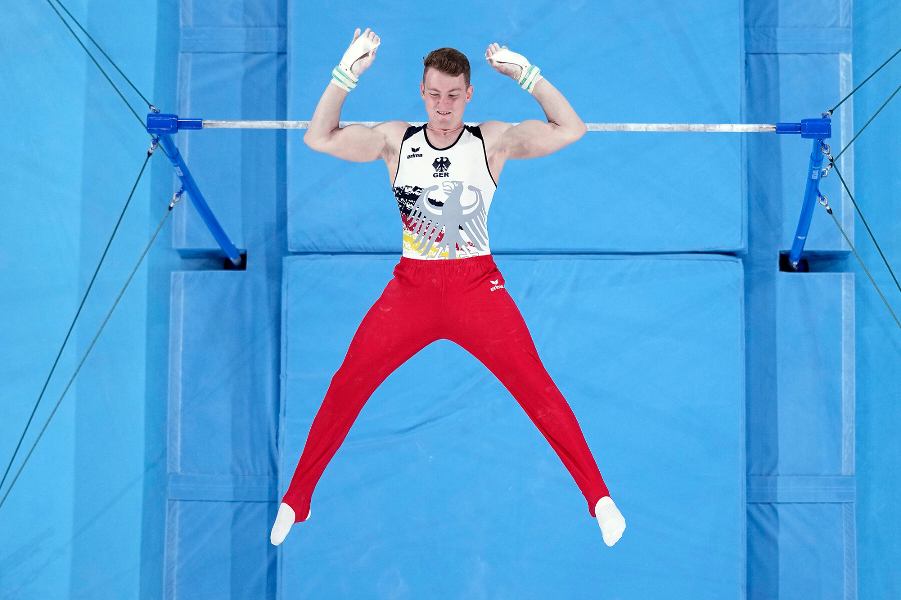 <p>Нильс Дункель из немецкой команды участвует в финале командного многоборья по спортивной гимнастике, 26 июля 2021 года</p>