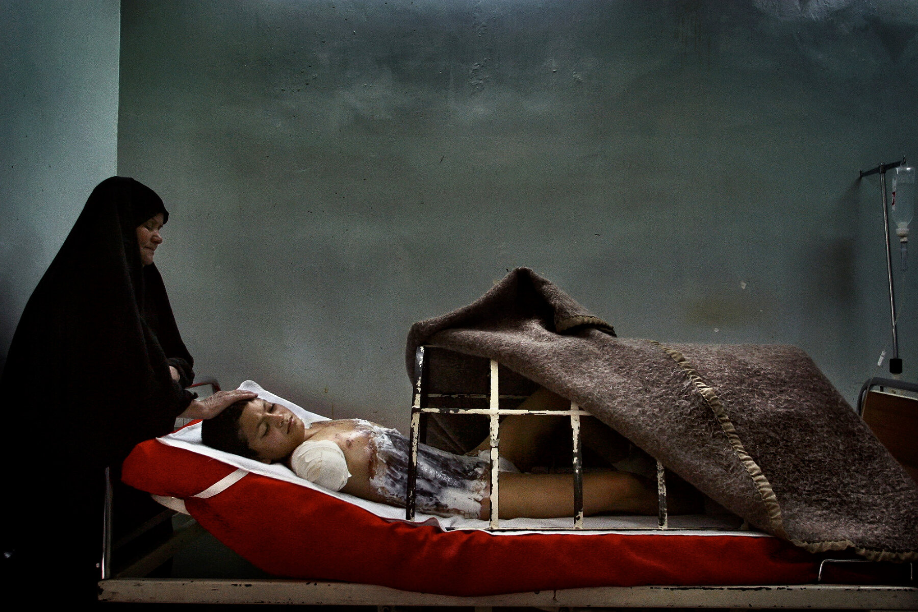 <p>Раненый ребенок,&nbsp;чья семья погибла в результате ракетного удара на южной окраине Багдада, в&nbsp;больнице Аль-Кинди.&nbsp;Ирак, 1 апреля 2003 года.</p>