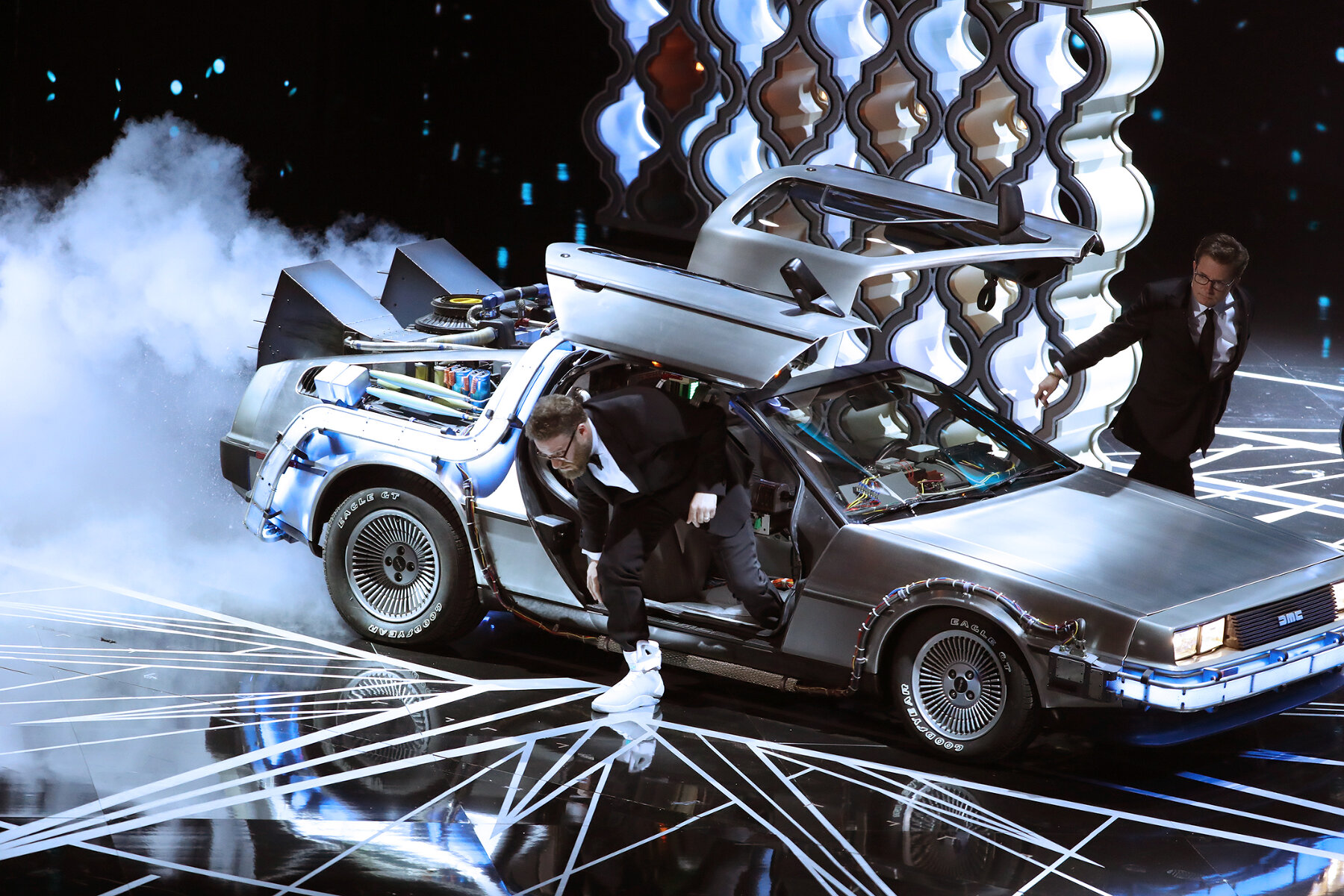 <p>Актеры Сет Роген и Майкл Джей Фокс вышли из DeLorean в самозавязывающихся Nike.</p>