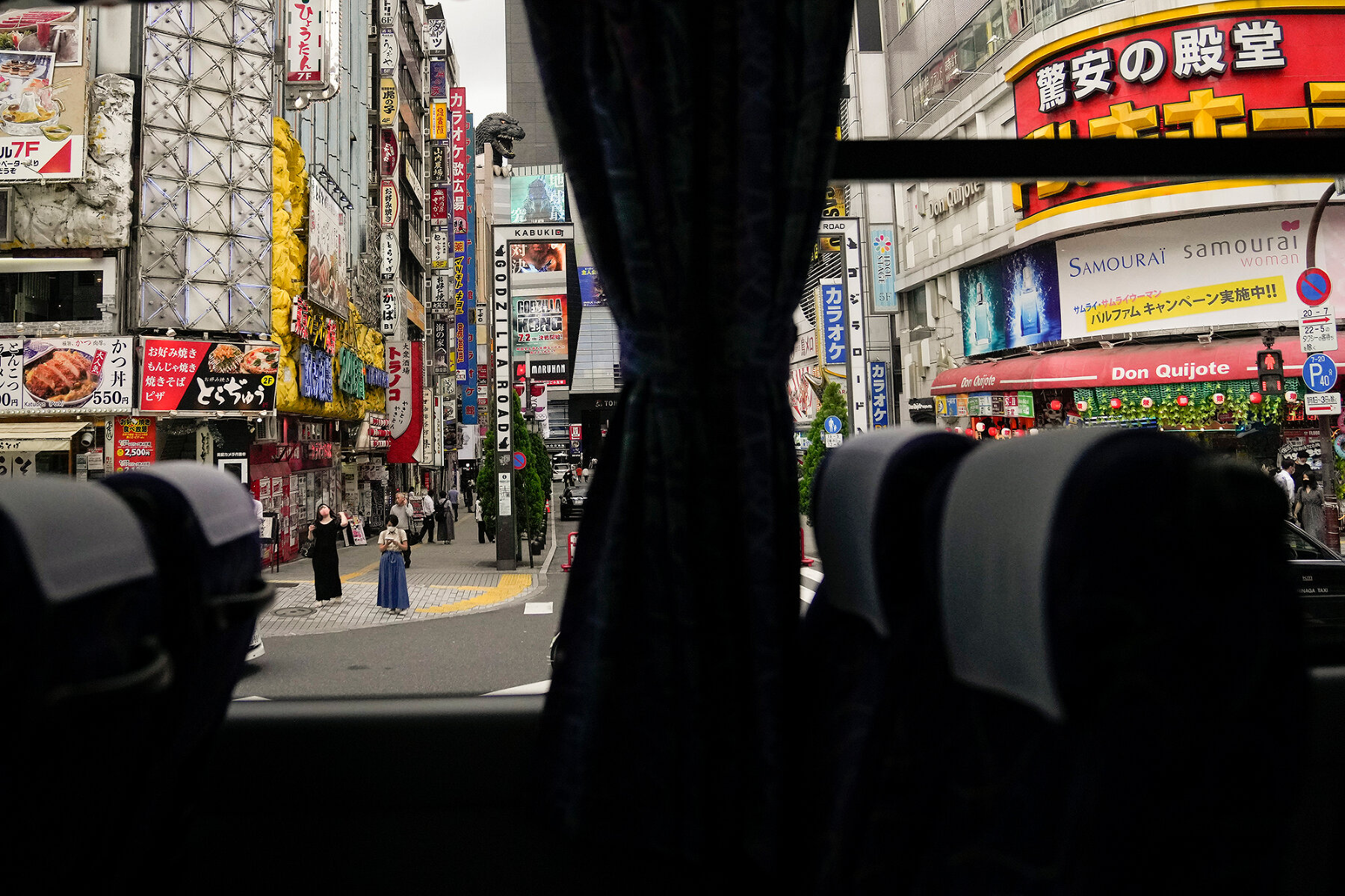 <p>Вид из окна автобуса на район Кабуки-тё в Токио, где располагаются бары и ночные клубы, 14 июля 2021 года. В рамках режима чрезвычайной ситуации в ресторанах Токио <a href="https://www.japantimes.co.jp/news/2021/07/09/business/alcohol-ban-bars-restaurants/" target="_blank">запрещено</a> продавать алкоголь, а сами заведения должны закрываться не позднее восьми часов вечера</p>