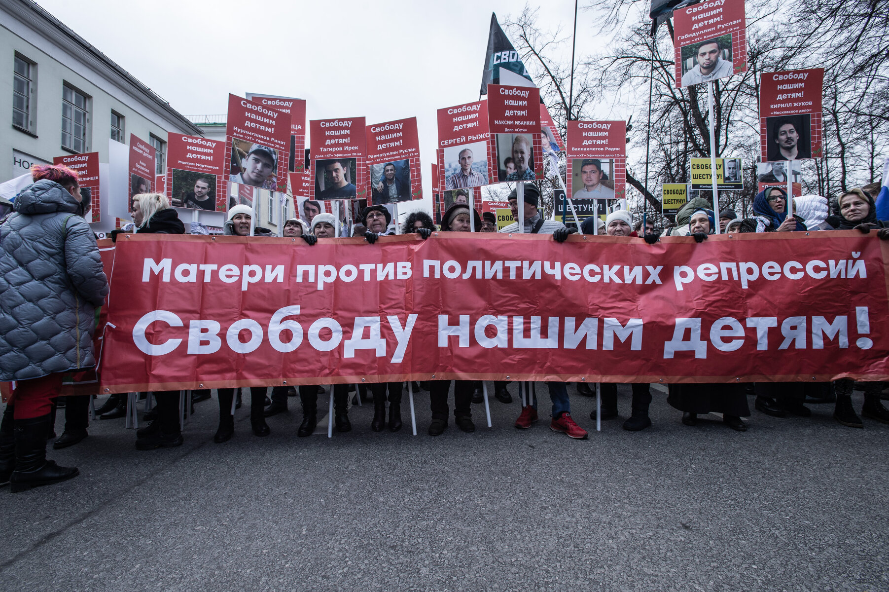 <p>Участники марша Немцова&nbsp;с плакатами, на которых написаны имена фигурантов московского дела, а также дел &laquo;Сети&raquo; и &laquo;Нового величия&raquo;</p>