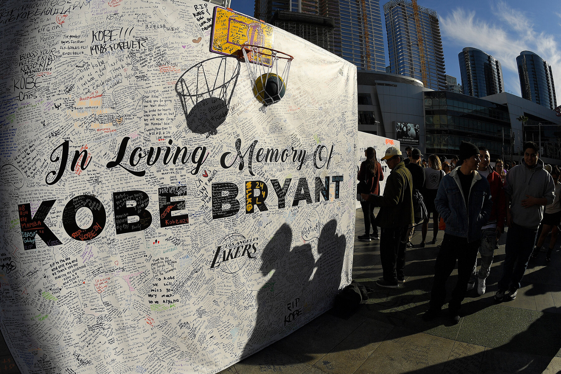 <p>Фанаты экс-баскетболиста LA Lakers Коби Брайанта собираются недалеко от домашнего стадиона Lakers в Лос-Анджелесе&nbsp;28 января, чтобы почтить его память через два дня после гибели Брайанта и его дочери Джианны при крушении вертолета</p>