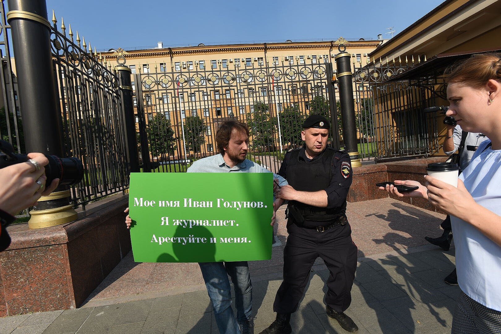 <p>7 июня, Москва. Полиция задерживает участников одиночных пикетов в поддержку Ивана Голунова</p>