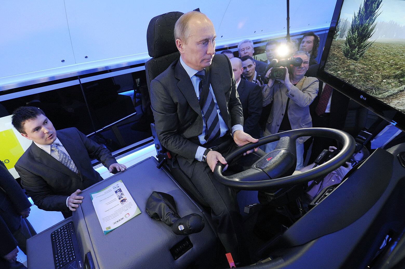 <p>Владимир Путин за рулем динамического тренажера локомобиля &laquo;Камаз&raquo; 26 апреля 2012 года. За руль грузовика&nbsp;он сел, когда посещал Центр&nbsp;научно-технического развития РЖД.&nbsp;</p>