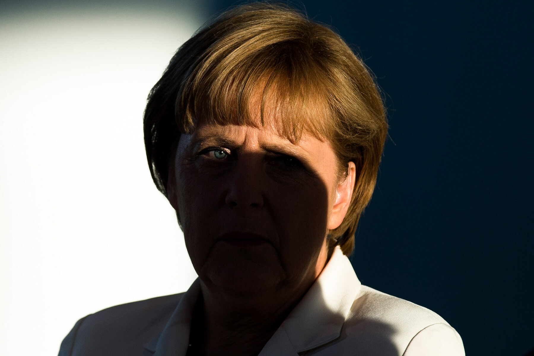 <p>Меркель слушает выступление Франсуа Олланда перед рабочей встречей по разрешению европейского экономического кризиса, Берлин, 23 августа 2012 года</p>

<p>Меркель все время своего правления следовала политике сплочения ЕС, а после мирового экономического кризиса 2008-2009 годов возглавила восстановление Европы и стабилизацию евро. Германия давала крупные займы странам, наиболее пострадавшим от кризиса, и инициировала жесткие фискальные меры.</p>