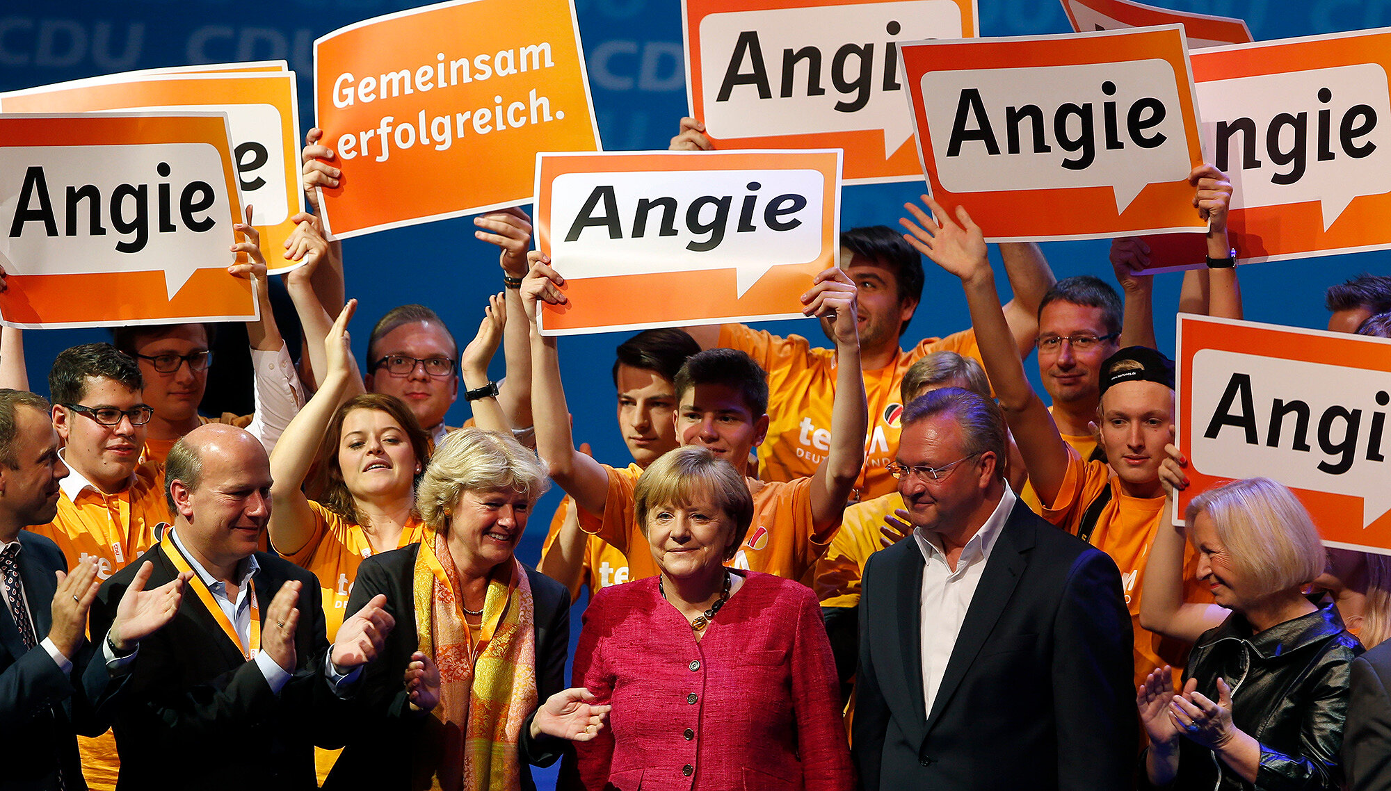 <p>Меркель со сторонниками, которые держат надписи &laquo;Энджи&raquo;, на съезде ХДС в ходе избирательной кампании, 21 сентября 2013 года</p>

<p>Еще в 2005 году маркетологи ХДС перед выборами канцлера в качестве &laquo;главной темы&raquo; Меркель выбрали песню Angie&nbsp;группы The Rolling Stones. Ход оказался удачным, его еще раз использовали для избирательной кампании 2013 года и до сих пор используют в прессе. Но участники музыкальной группы, в свою очередь, сообщили, что их разрешения на использование песни не спрашивали, а если бы спросили &mdash; они бы <a href="https://www.theguardian.com/world/2005/aug/21/arts.germany" target="_blank">отказали</a>.</p>