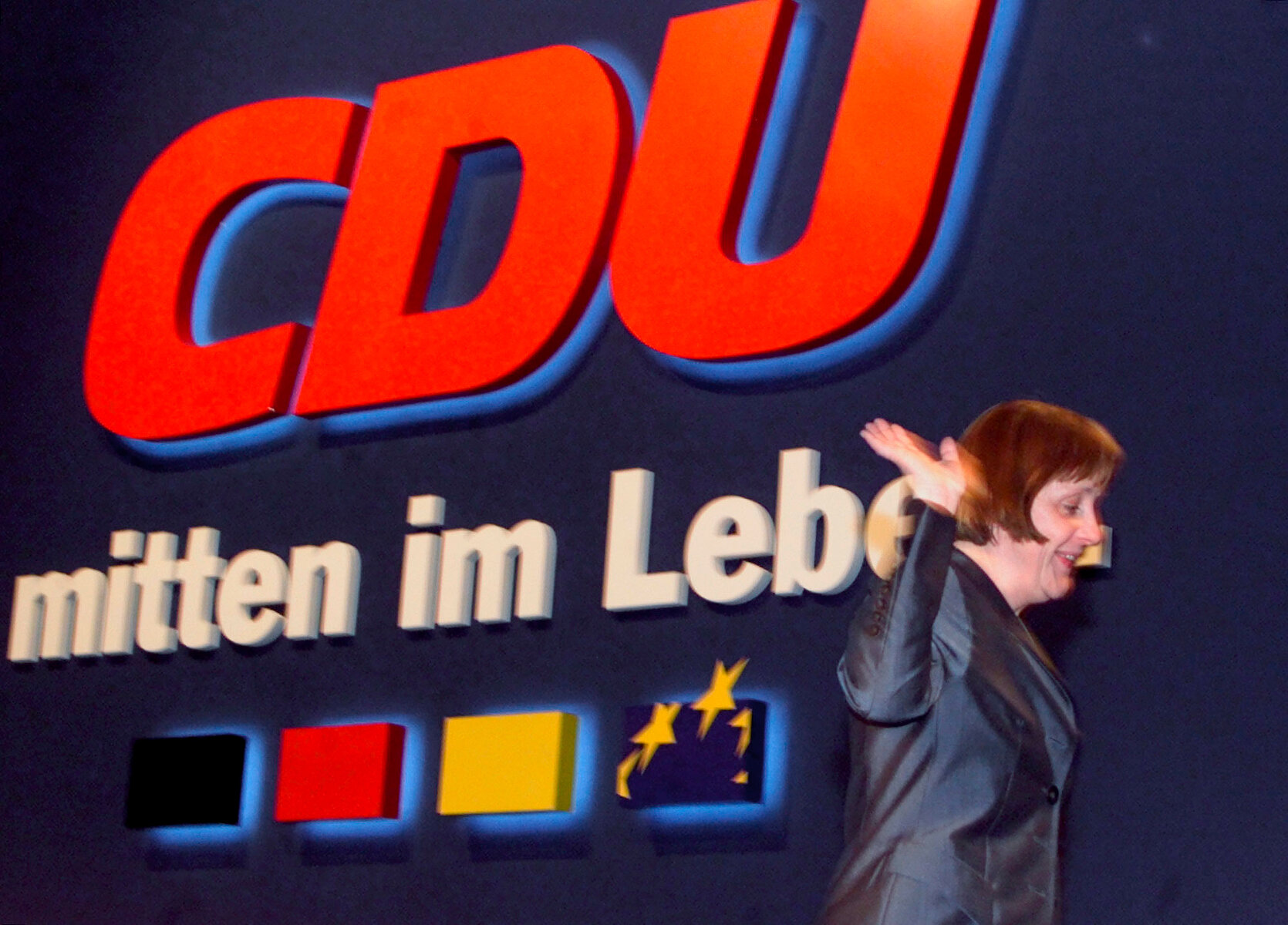 <p>Ангела Меркель уходит с подиума после 13-го федерального съезда ХДС в Эссене, апрель 2000 года</p>

<p>В 2000 году Меркель заняла пост председателя ХДС, на котором оставалась в течение&nbsp;18 лет.</p>