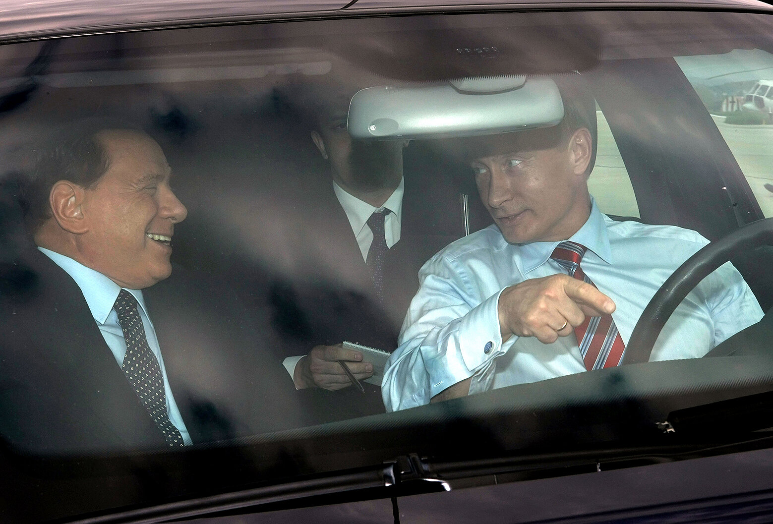 <p>Сильвио Берлускони и Владимир Путин во время встречи в аэропорту Олбии в Италии 29 августа 2003 года.</p>