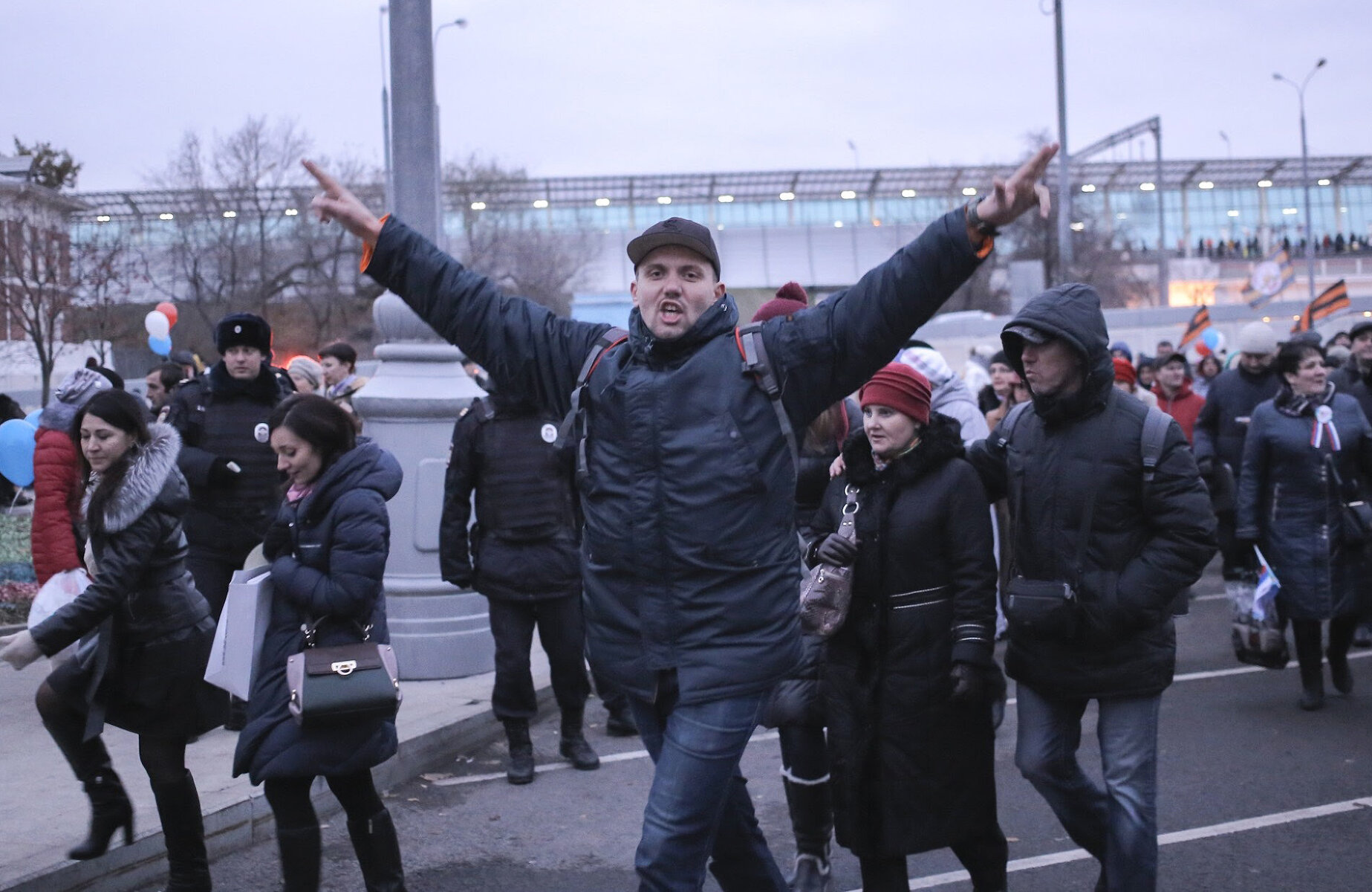 <p>Люди идут на&nbsp;митинг-концерт &laquo;Россия объединяет&raquo;&nbsp;на стадионе &laquo;Лужники&raquo;</p>