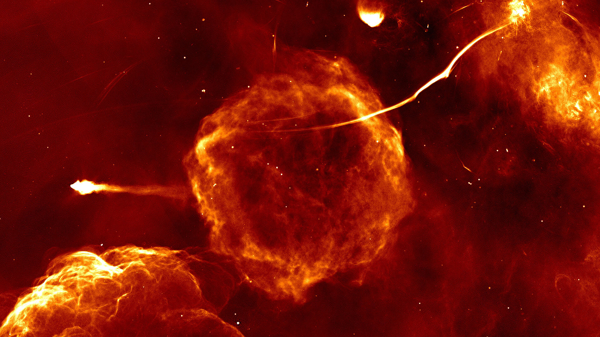 <p>Известный ученым остаток сверхновой звезды под названием&nbsp;G359.1-0.5. Светящийся объект слева &mdash; &laquo;Мышь&raquo;, пульсар (вращающаяся нейтронная звезда), сформированный, предположительно, во время образования сверхновой. Длинный светящийся объект сверху справа &mdash; &laquo;Змея&raquo;, известный ученым радиофиламент.</p>