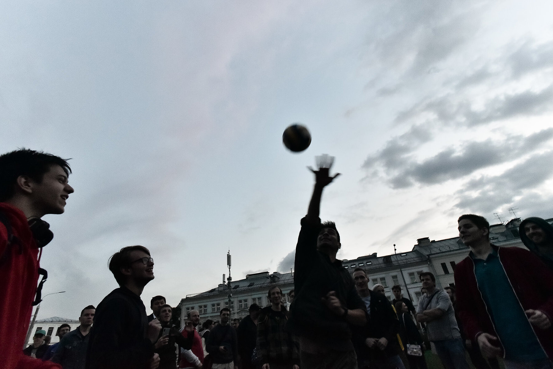 <p>15 июля, Москва. Молодой человек играет в волейбол после встречи с независимыми кандидатами в депутаты Мосгордумы</p>