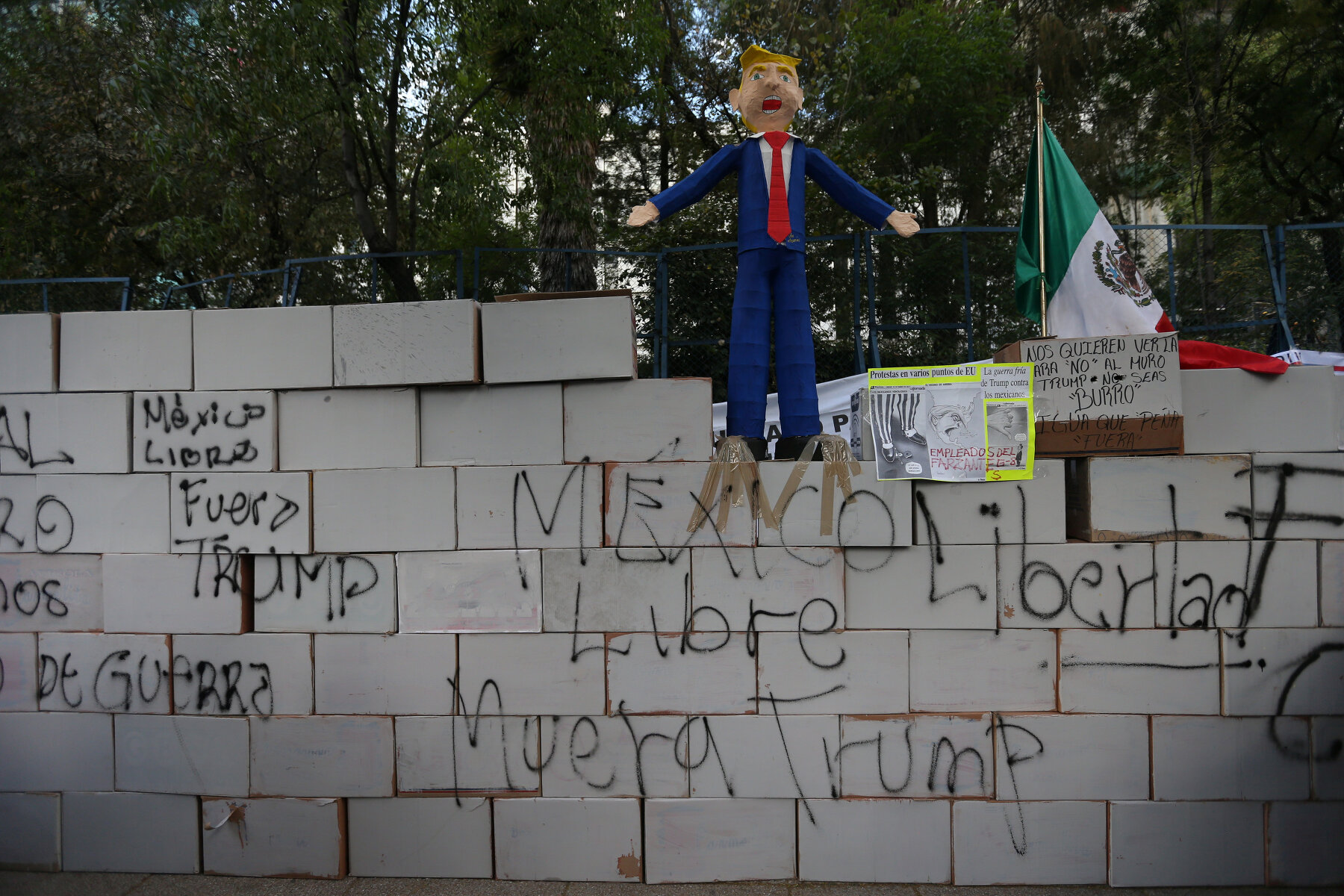 <p><strong>Стена на границе в Мексикой</strong></p>

<p>Возведение стены на границе с Мексикой стало одним из самых ярких предвыборных обещаний Трампа. Заплатить за строительство должна была Мексика.&nbsp;Точно оценить стоимость стены сложно, некоторые оценки <a href="http://money.cnn.com/2017/01/25/news/economy/trump-mexico-border-wall-cost/">достигали</a> 25 миллиардов долларов. Президент страны&nbsp;Энрике Пенья Ньето не раз говорил, что &laquo;Мексика не верит в стены&raquo; и не будет за них&nbsp;платить. Администрация Трампа предложила обложить мексиканский импорт налогом 20%, из которого и будет оплачено строительство. В <a href="http://edition.cnn.com/2017/03/16/politics/trump-budget-mexico-wall/">предложенном</a> Трампом бюджете на строительство стены был заложен один миллиард долларов, но эти расходы еще <a href="http://edition.cnn.com/2017/04/26/politics/trump-border-wall-funding/">должен</a> одобрить Конгресс.&nbsp;Сам Трамп <a href="https://twitter.com/realDonaldTrump/status/856849388026687492?ref_src=twsrc%5Etfw&amp;ref_url=http%3A%2F%2Fwww.cnn.com%2F2017%2F04%2F26%2Fpolitics%2Ftrump-border-wall-funding%2Findex.html">написал</a> в твиттере, что не изменил своей позиции и по-прежнему обещает построить стену.</p>