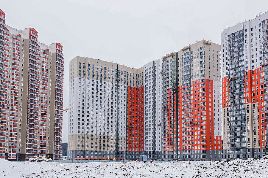 <p>Плотность и этажность жилой застройки в Москве выше плотности европейских столиц. Дальнейшее уплотнение будет ухудшать ситуацию. Тем более, по данным Росстата, средняя этажность новостроек в Москве сегодня составляет 21 этаж.</p>