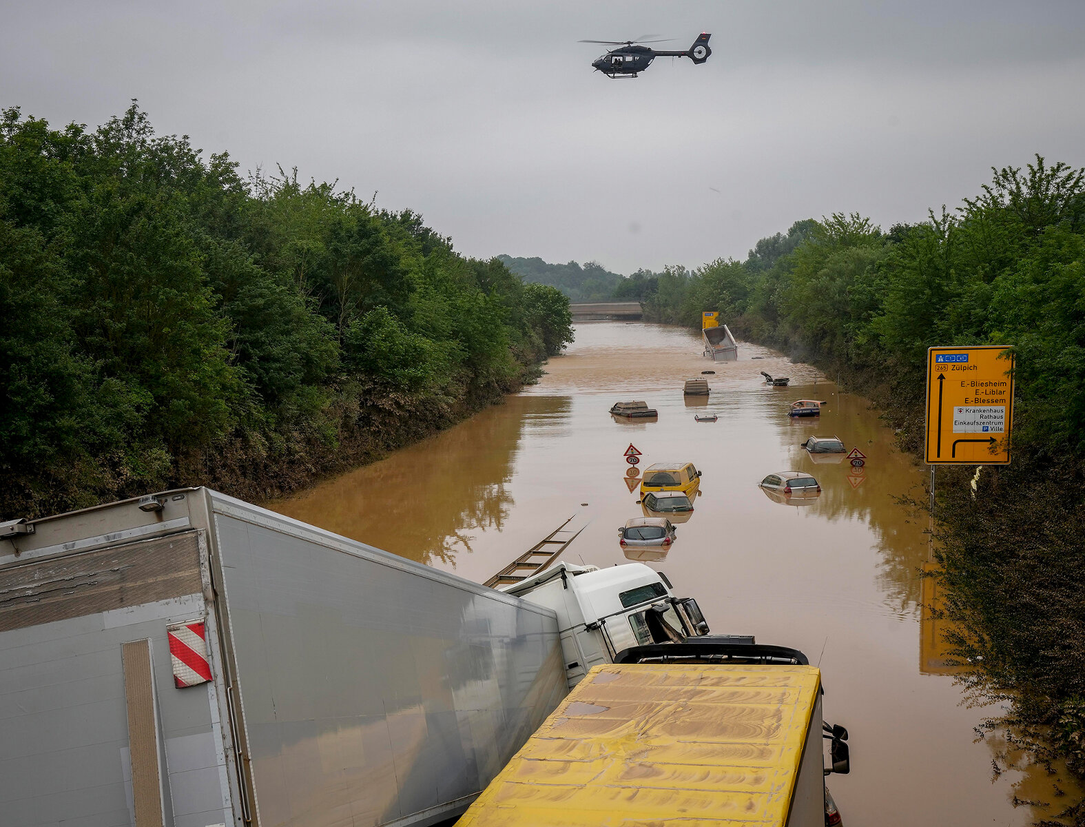 <p>Крыши машин видны в отступающей после наводнения воде в Эрфтштадте, земля Северная Рейн-Вестфалия</p>