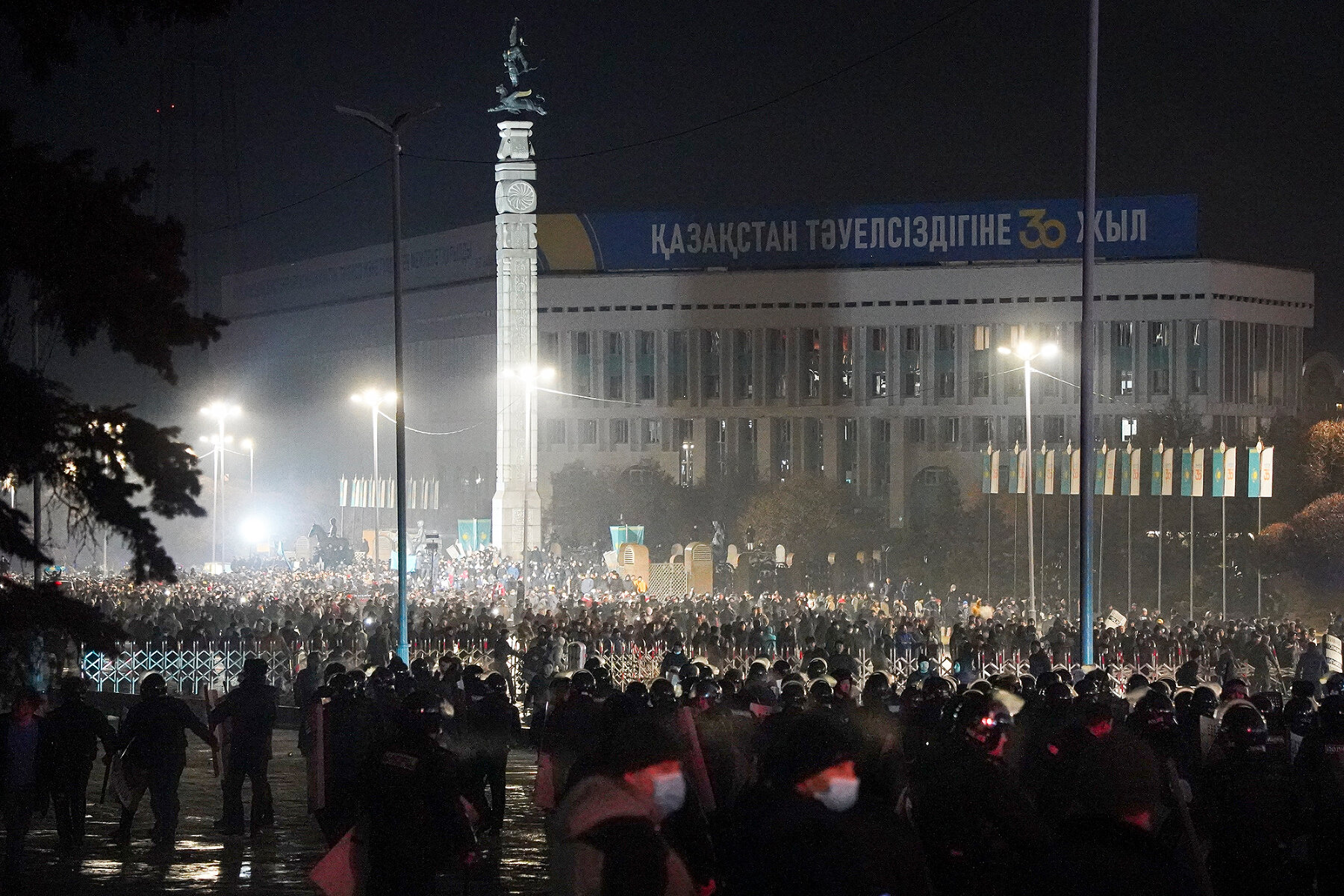 <p>Полиция блокирует центр Алматы в ночь на 5 января 2022 года.</p>

<p>В Алматы прошли одни из самых масштабных протестов и столкновений с силовиками&nbsp;&mdash; они начались в ночь с 4 на 5 января. Протестующие захватили резиденцию президента Казахстана и городской аэропорт. На улицах также жгли полицейские машины.&nbsp;СМИ <a href="https://meduza.io/live/2022/01/05/protesty-v-kazahstane-demonstranty-zahvatili-zdanie-administratsii-almaty-onlayn" target="_blank">сообщали</a> о случаях грабежа магазинов. В эту же ночь власти <a href="https://tvrain.ru/news/v_kazahstane_otkljuchili_internet-545253/" target="_blank">отключили</a> интернет по всей стране.</p>