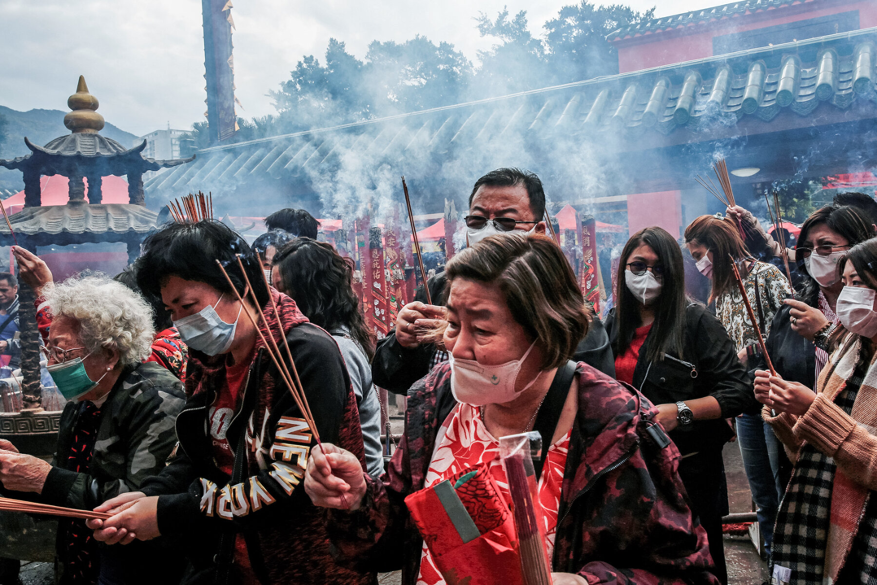 <p>Молитва в Гонконге. Верующие носят маски, чтобы не заразиться коронавирусом</p>