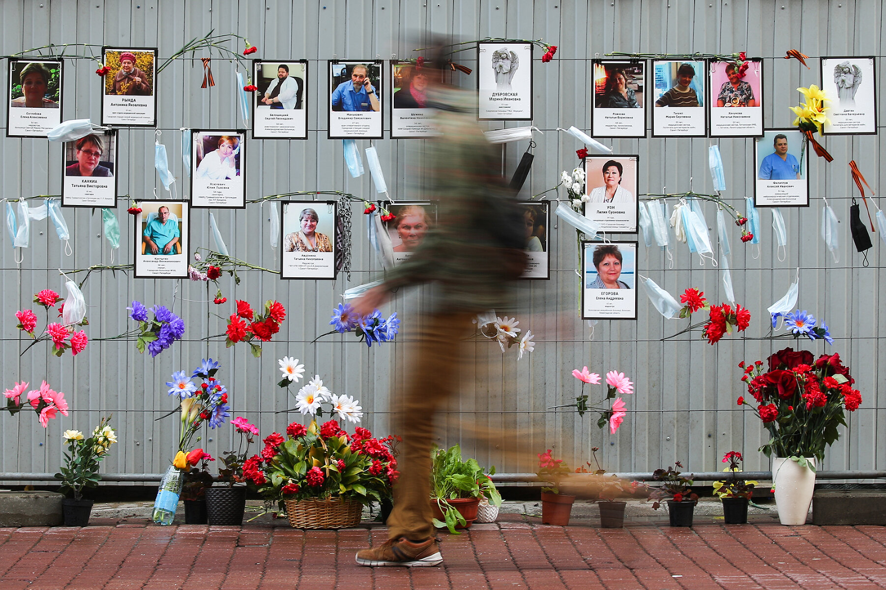 <p>Мужчина у стихийного мемориала памяти медиков, умерших от коронавируса, Санкт-Петербург</p>