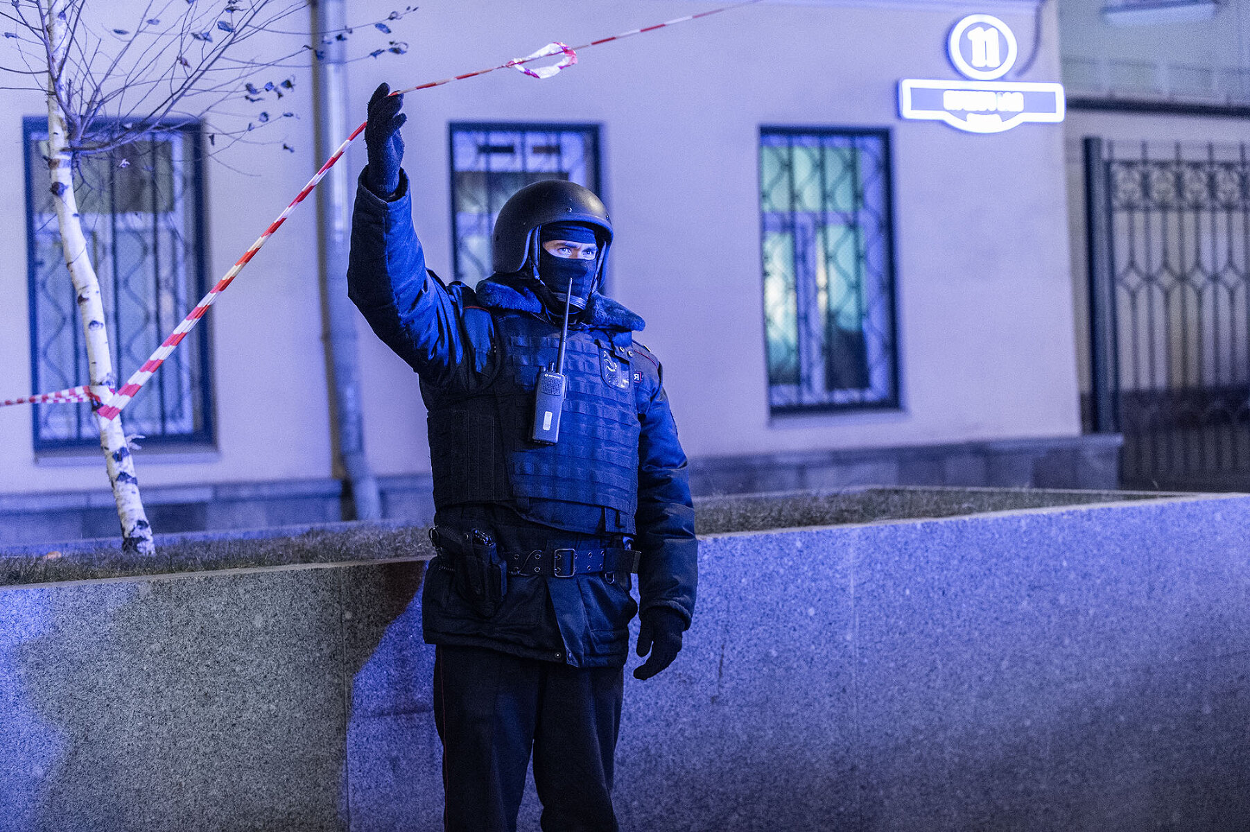 <p>19 декабря, Москва. Полицейское оцепление вокруг здания ФСБ на Лубянке, где произошла стрельба</p>