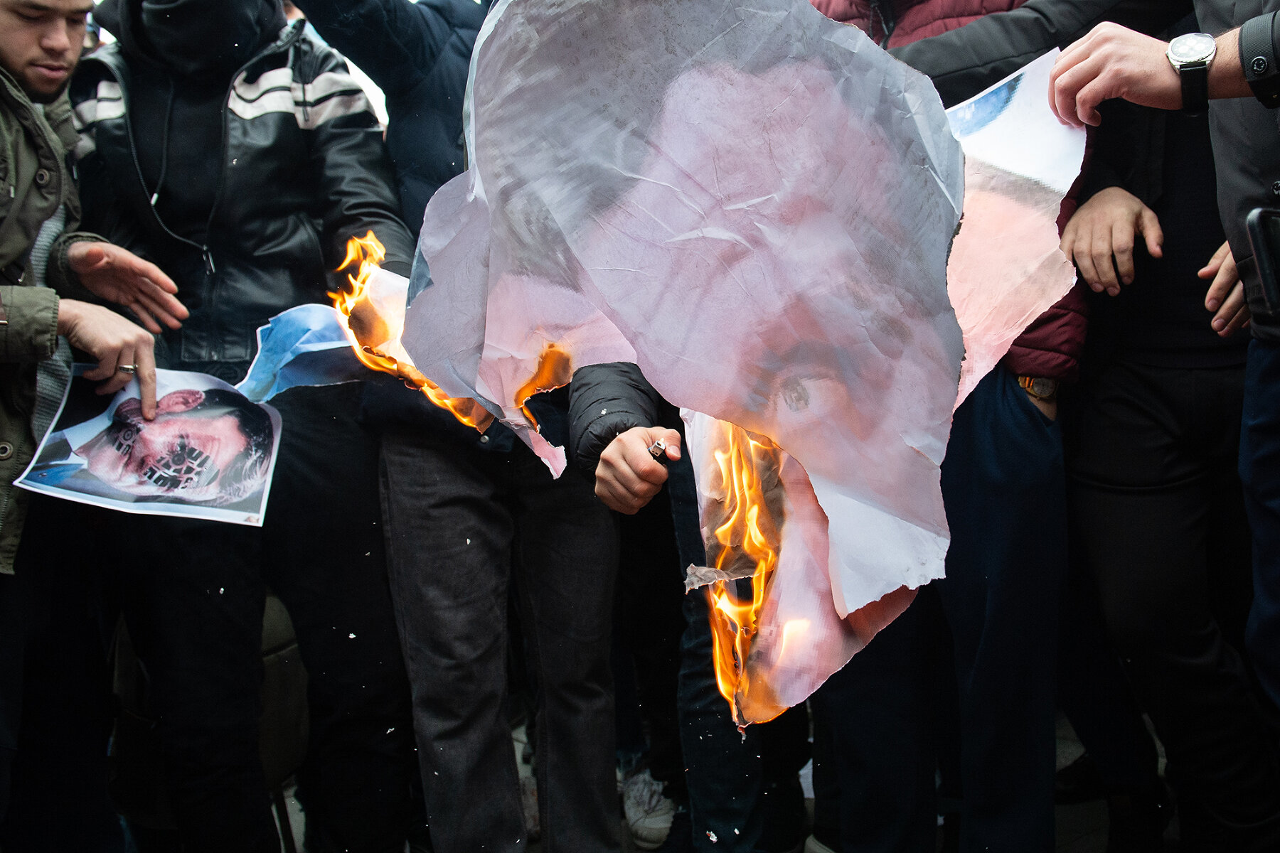 <p>Протестующие против карикатур на пророка Мухаммеда мусульмане собрались у посольства Франции в Москве,&nbsp;где подожгли портрет президента Эммануэля Макрона, 30 октября</p>
