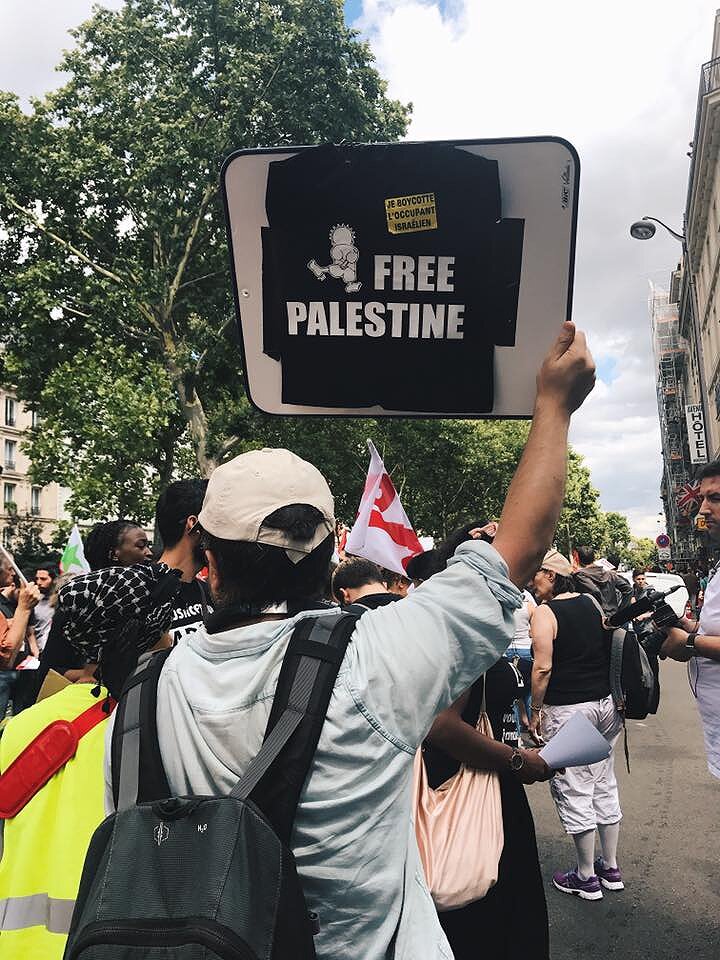 <p>Плакат &laquo;Освободите Палестину&raquo;. Мелкими буквами: &laquo;Я бойкотирую израильских захватчиков&raquo;.</p>