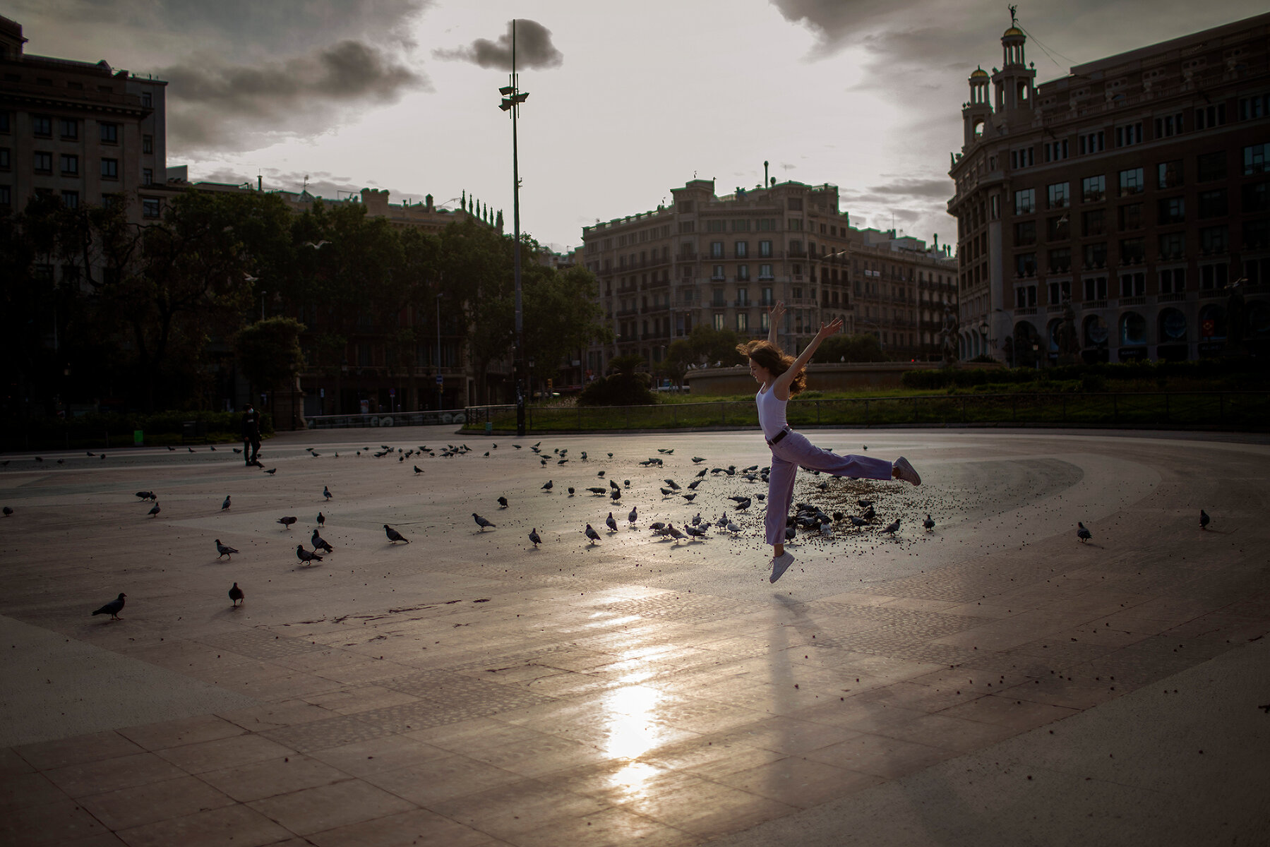 <p>Девочка танцует на площади Пласа-де-Каталунья в Барселоне, Испания, 27 апреля, во время карантина, объявленного из-за&nbsp;распространения коронавирусной инфекции</p>