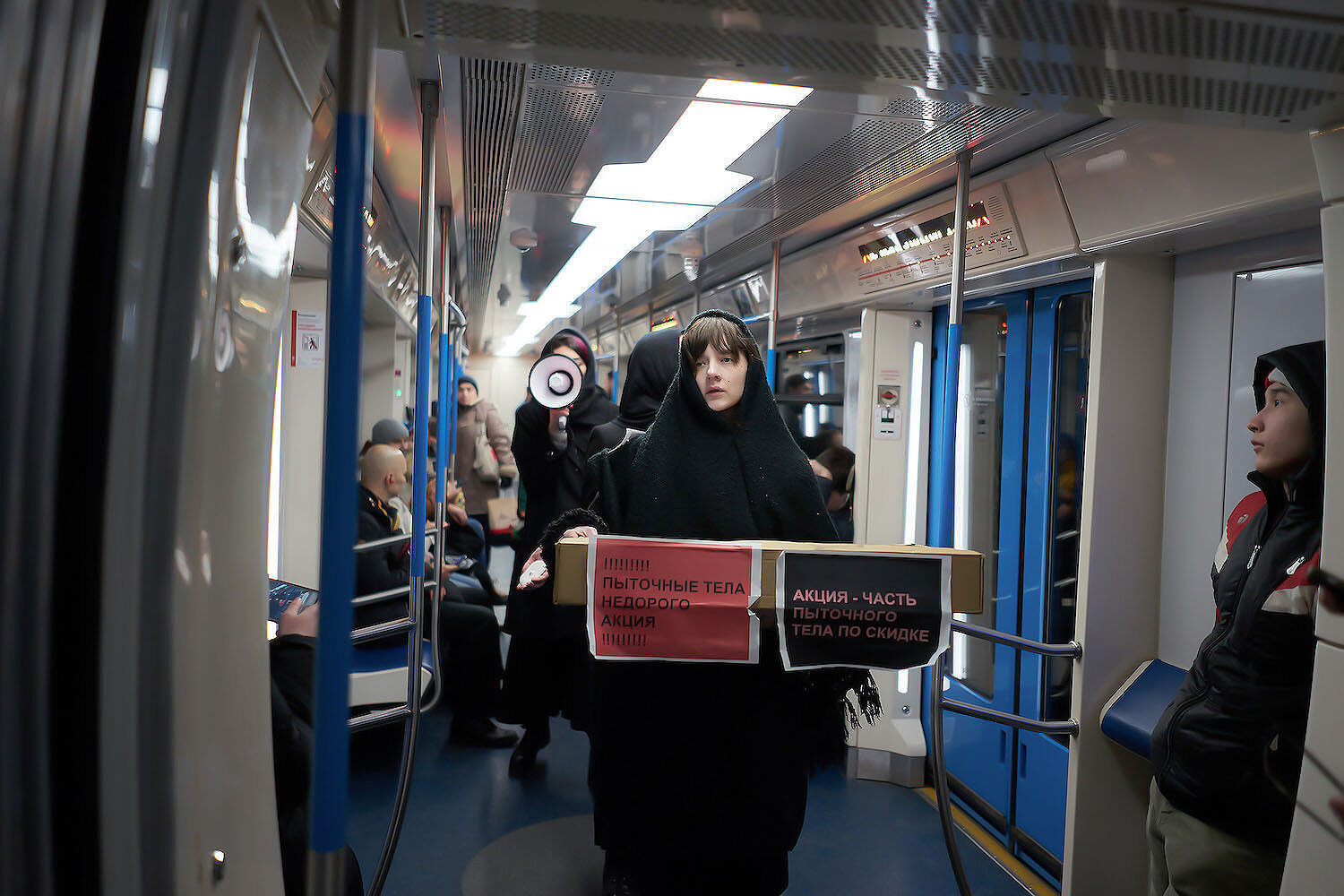 <p>8 февраля, Москва. Активистки раздали прохожим слепки частей тел женщин, переживших насилие</p>