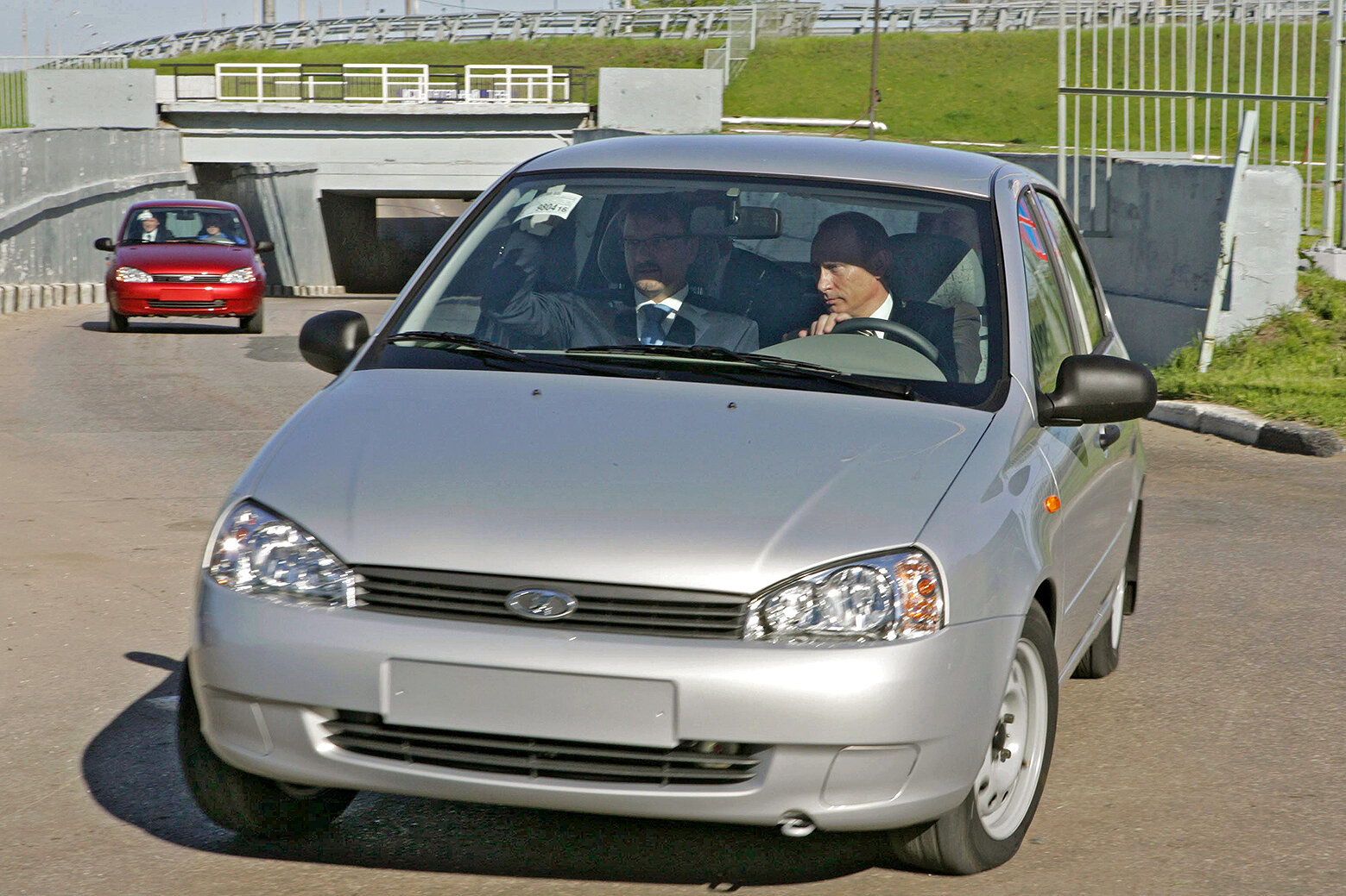 <p>Путин за рулем автомобиля &laquo;Калина&raquo;&nbsp;и министр России по экономическому развитию и торговле Герман Греф на испытательном треке тольяттинского АвтоВАЗа 19 мая 2007 года.</p>