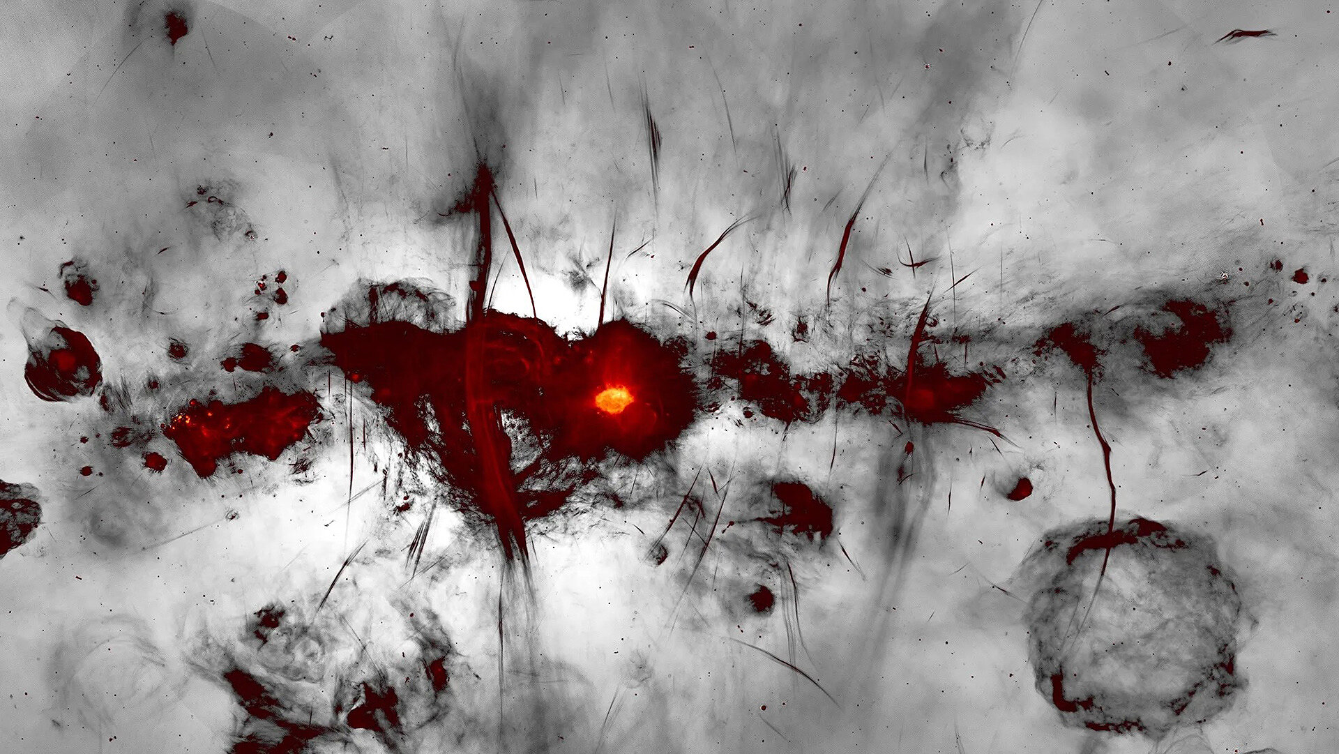 <p>На этом снимке в центре &mdash; сверхмассивная черная дыра Стрелец А*. Млечный путь виден горизонтально, слева направо. На фотографии видны новые и уже изученные объекты, в том числе&nbsp;области формирования новых и&nbsp;остатки сверхновых звезд и&nbsp;радиофиламенты (предположительно,&nbsp;структуры из&nbsp;ионизированного газа).</p>