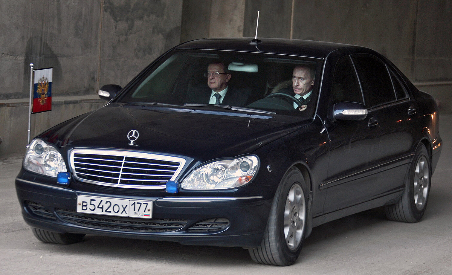 <p>Владимир Путин и председатель Правительства России Виктор Зубков в автомобиле Mersedes&nbsp;во время инспекции одного из строящихся тоннелей на Сочинской объездной дороге 7 февраля 2008 года.</p>