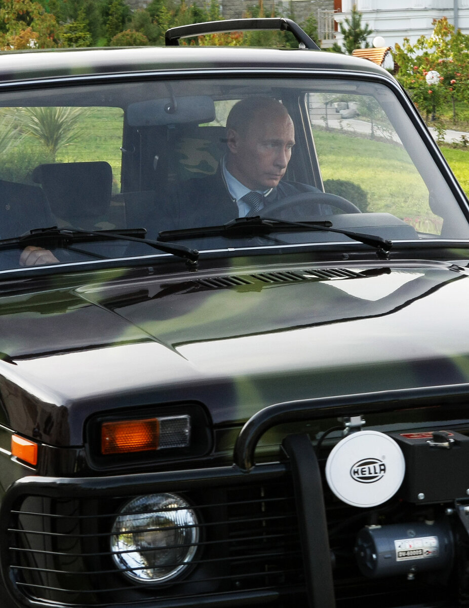<p>Владимир Путин в государственной резиденции &laquo;Ривьера-6&raquo; в Сочи за рулем купленного им внедорожника&nbsp;&laquo;Нива&raquo; 16 мая 2009 года.</p>