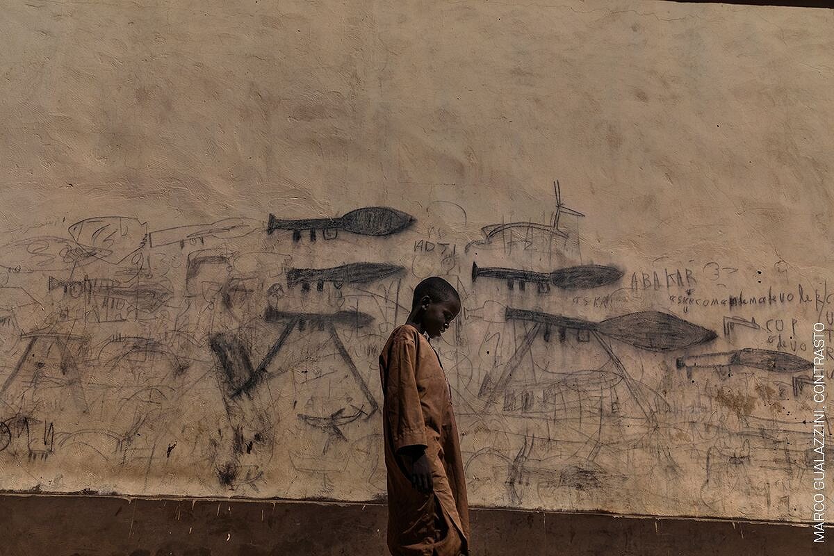 <p>Мальчик-сирота идет мимо стены с рисунками, изображающими гранатометы, в республике Чад. В стране продолжается&nbsp;гуманитарный кризис из-за политического конфликта и экологических факторов.</p>

<p>&nbsp;</p>