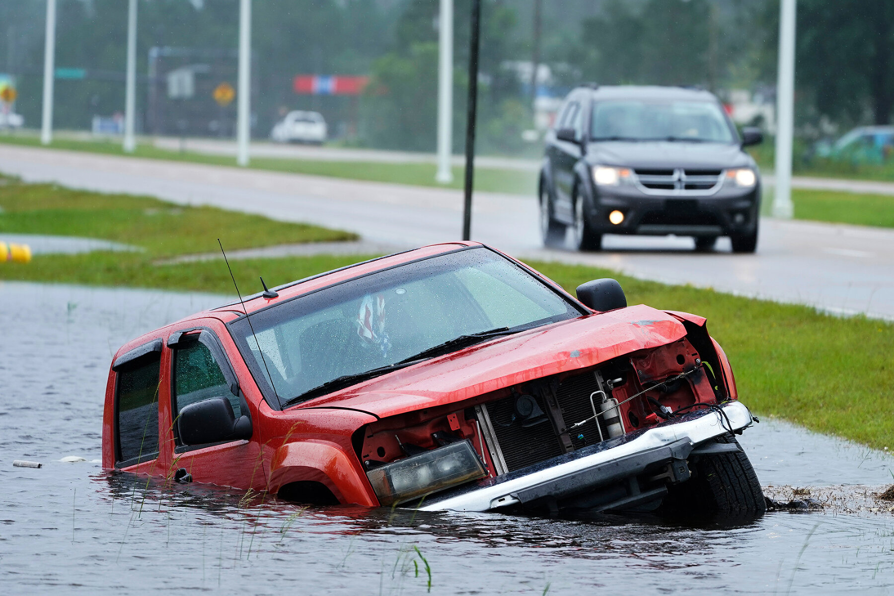 <p>Машина в затопленном кювете после урагана в городе&nbsp;Бэй Сейнт Луис (100 километров от Нового Орлеана), 30 августа 2021 года</p>