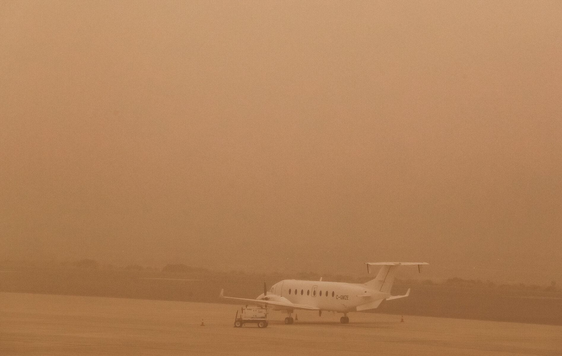 <p>Песчаная буря на Канарских островах.&nbsp;Полеты на острова и обратно приостановлены</p>